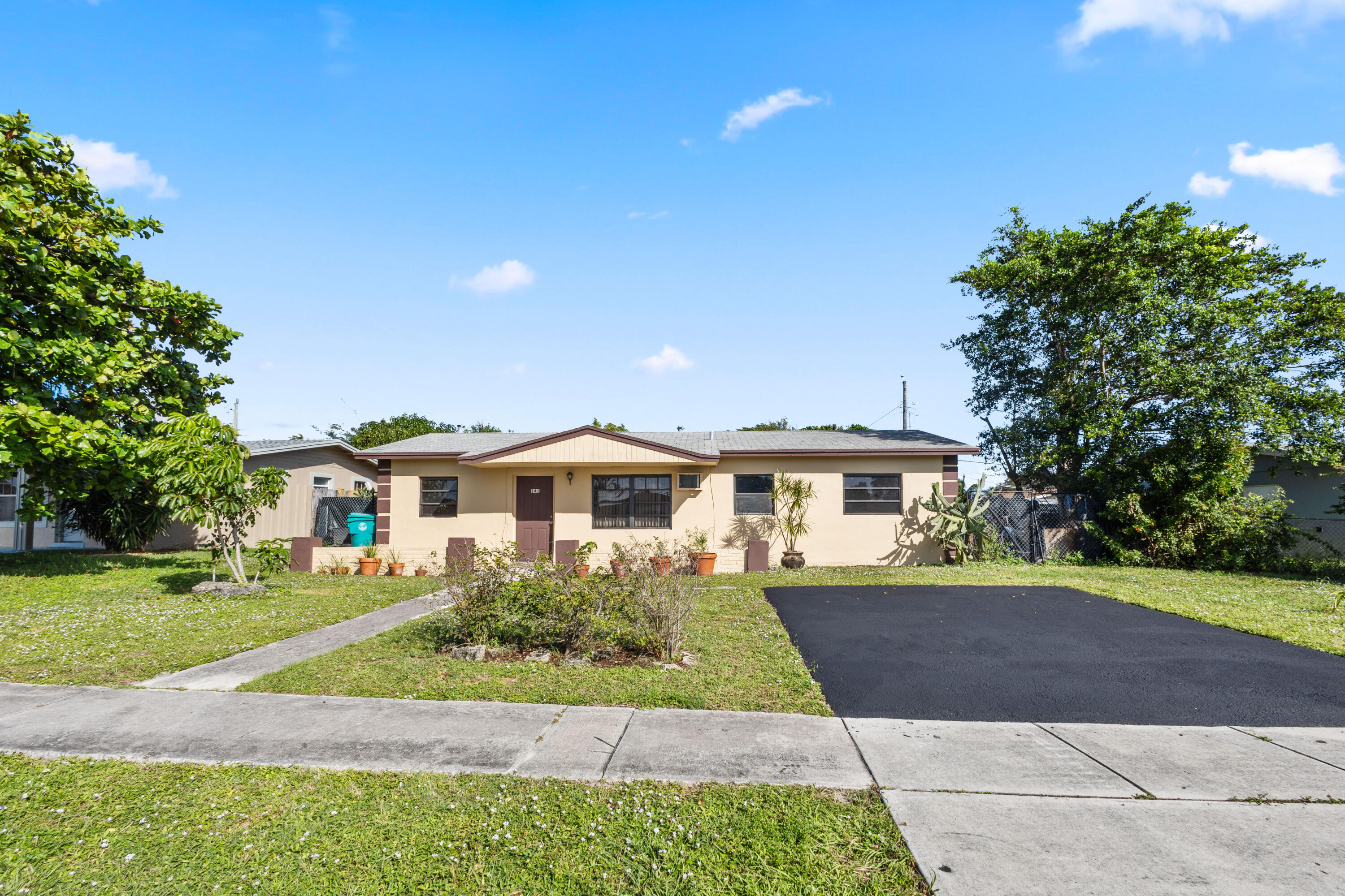 141 Ne 17th Avenue, Boynton Beach, Palm Beach County, Florida - 3 Bedrooms  
1 Bathrooms - 