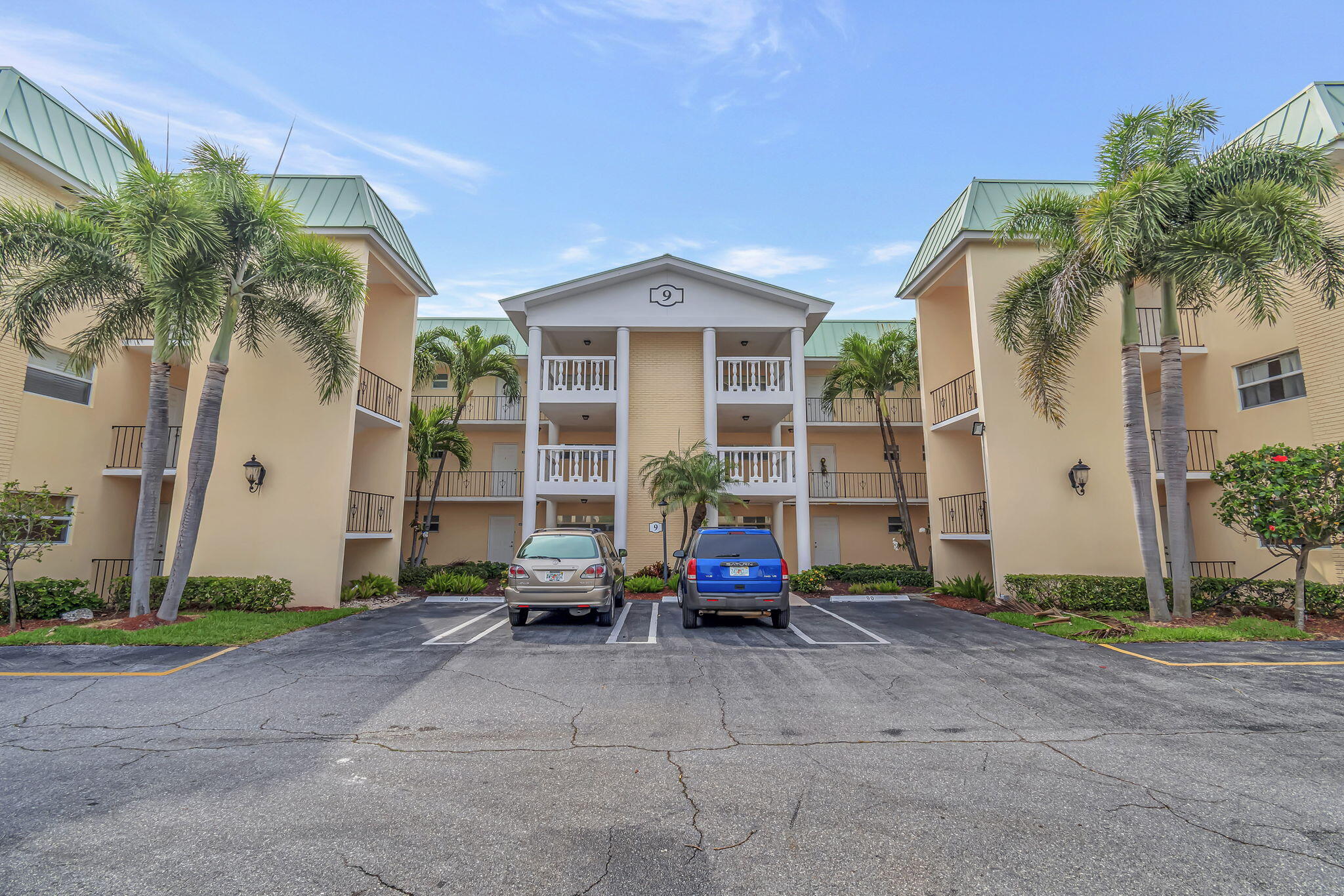 9 Colonial Club Drive 305, Boynton Beach, Palm Beach County, Florida - 2 Bedrooms  
2 Bathrooms - 