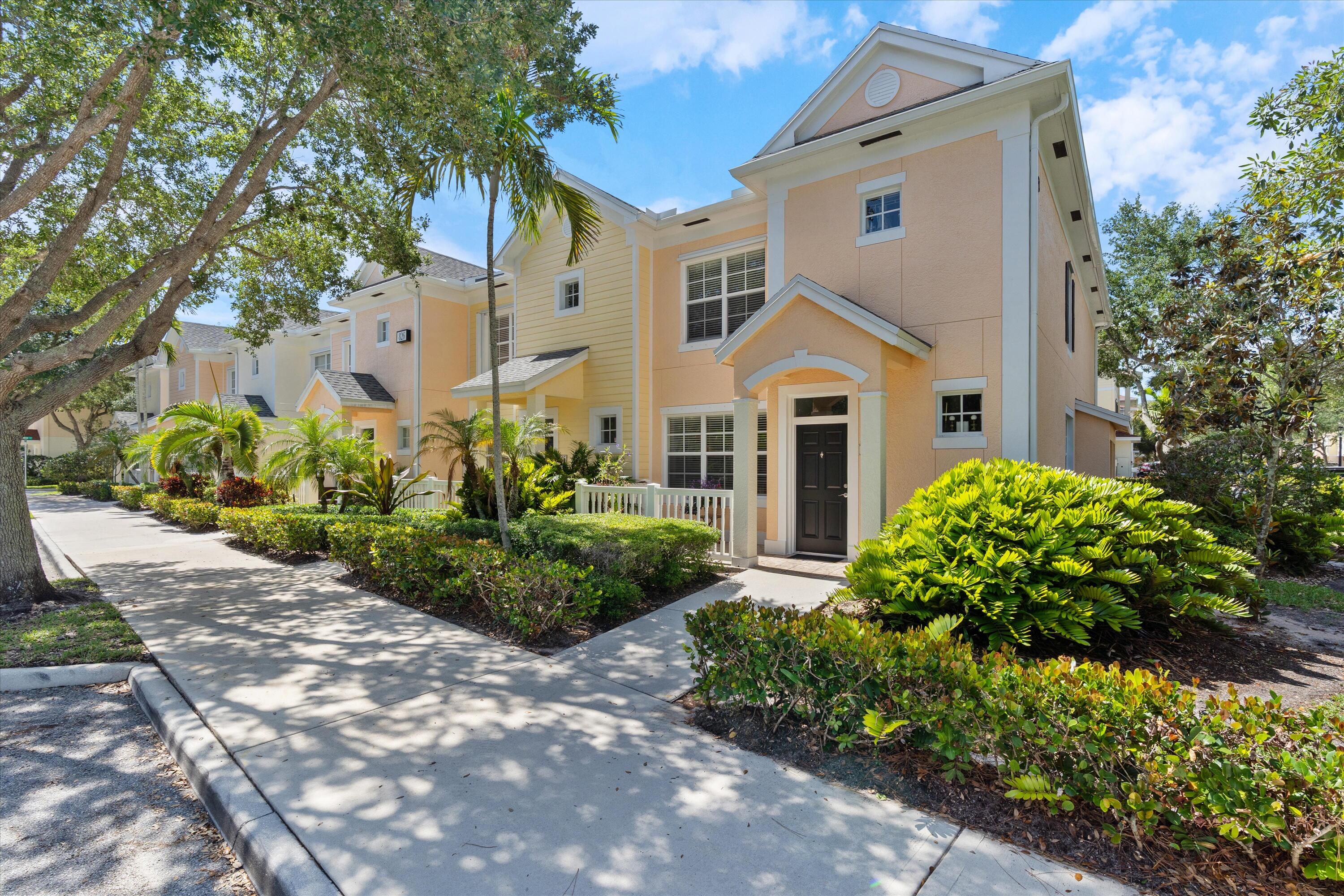 826 Dakota Drive 105, Jupiter, Palm Beach County, Florida - 3 Bedrooms  
2.5 Bathrooms - 