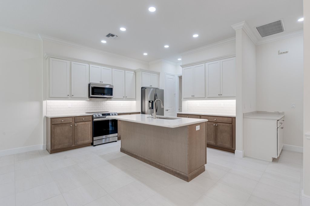 Photo of 2005 Bridgepointe Circle #98, Vero Beach, FL 32967 (MLS # RX-11126649)