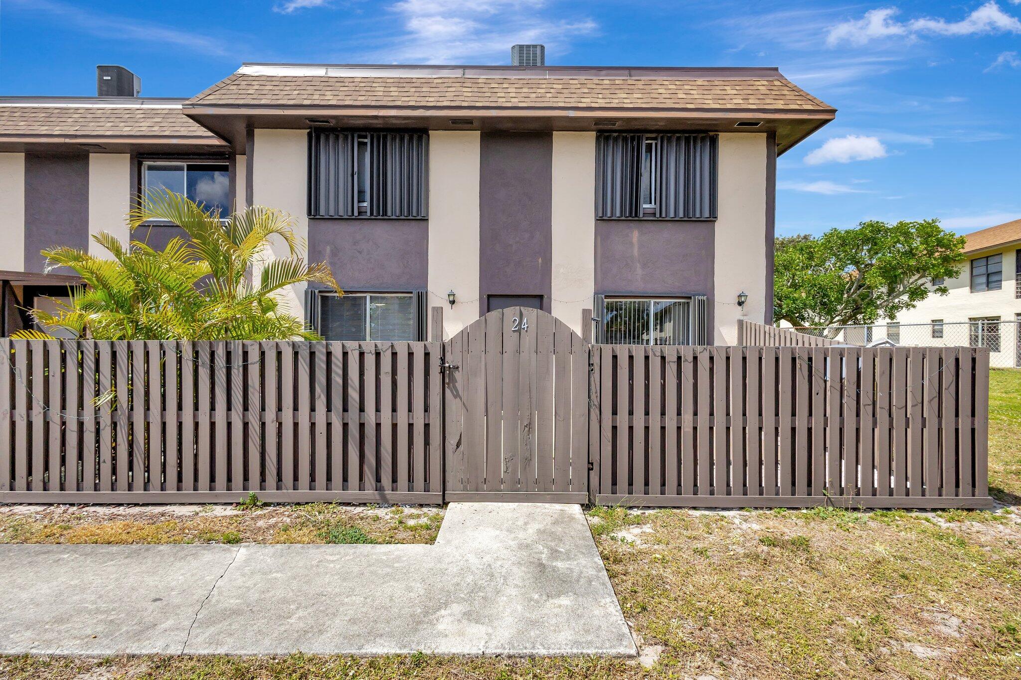 2110 Sherwood Forest Boulevard 24, West Palm Beach, Palm Beach County, Florida - 2 Bedrooms  
1.5 Bathrooms - 