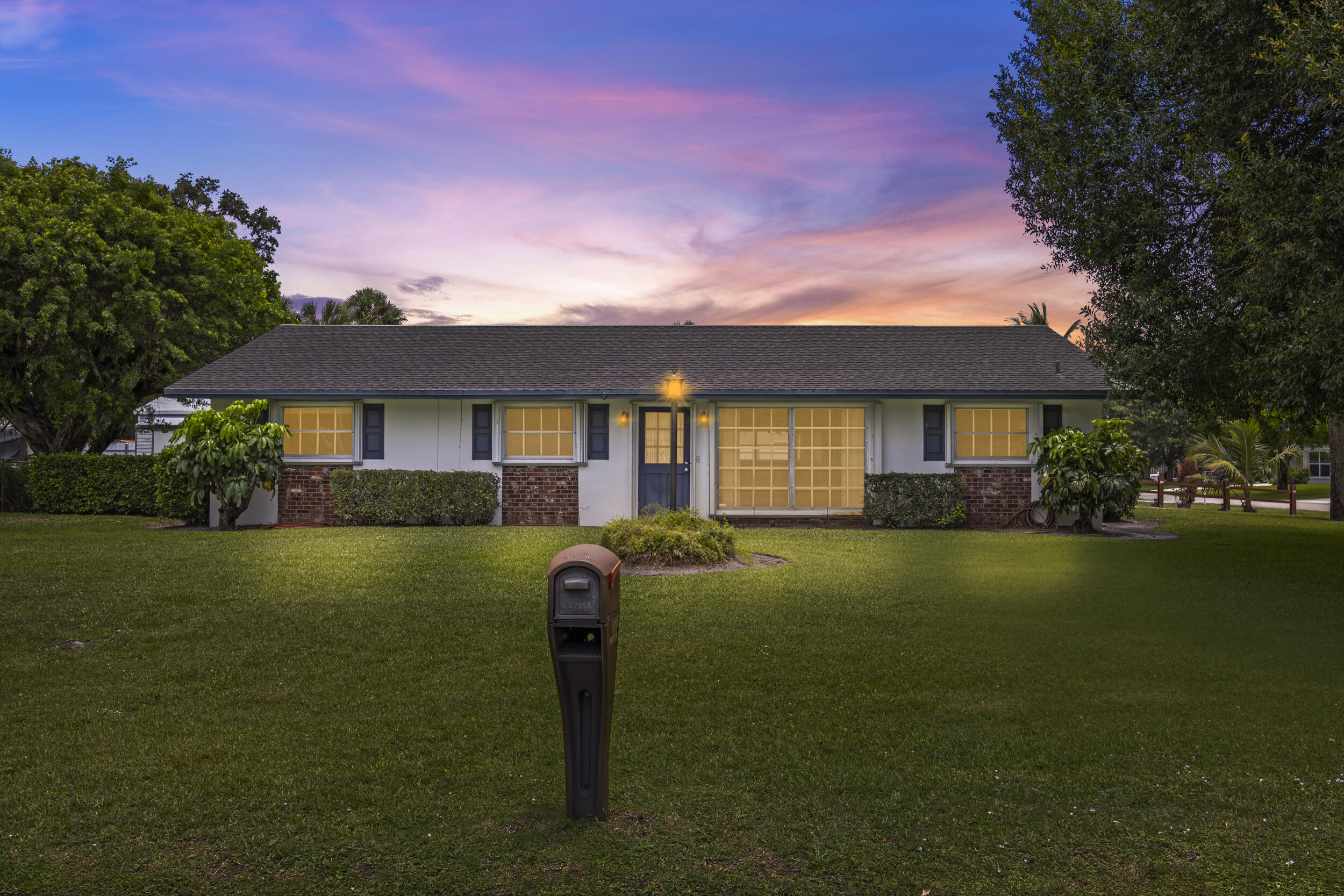 5557 S Shadyside Circle, West Palm Beach, Palm Beach County, Florida - 3 Bedrooms  
2 Bathrooms - 