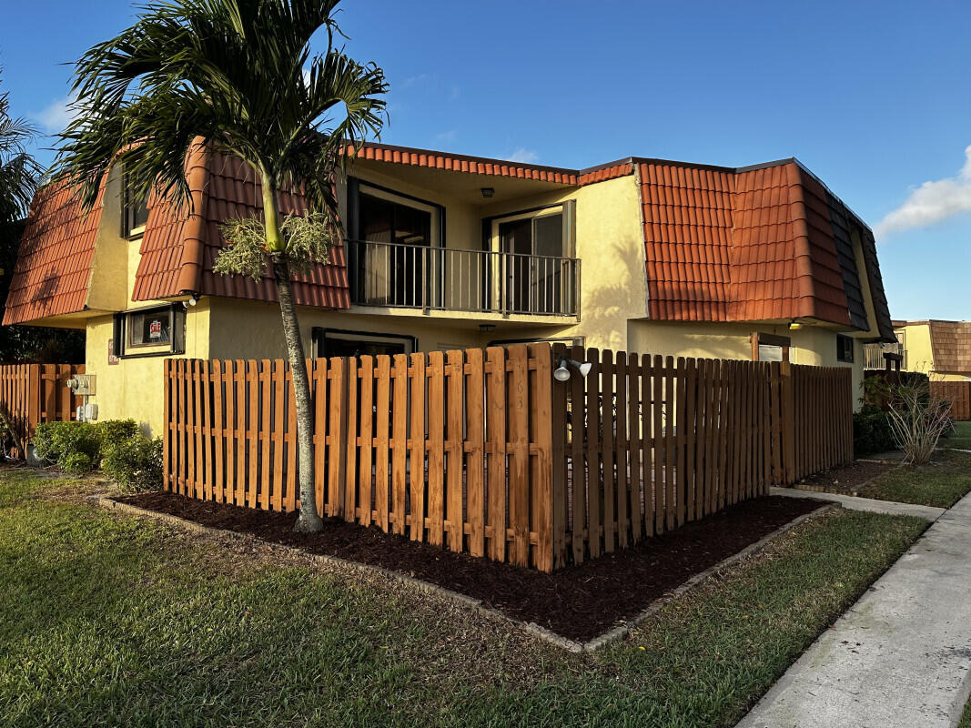 163 Springdale Circle 16-C, Palm Springs, Miami-Dade County, Florida - 2 Bedrooms  
2.5 Bathrooms - 