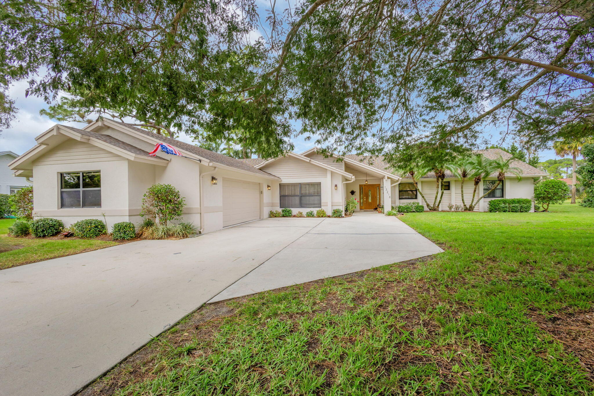 13218 La Mirada Circle, Wellington, Palm Beach County, Florida - 5 Bedrooms  
3 Bathrooms - 