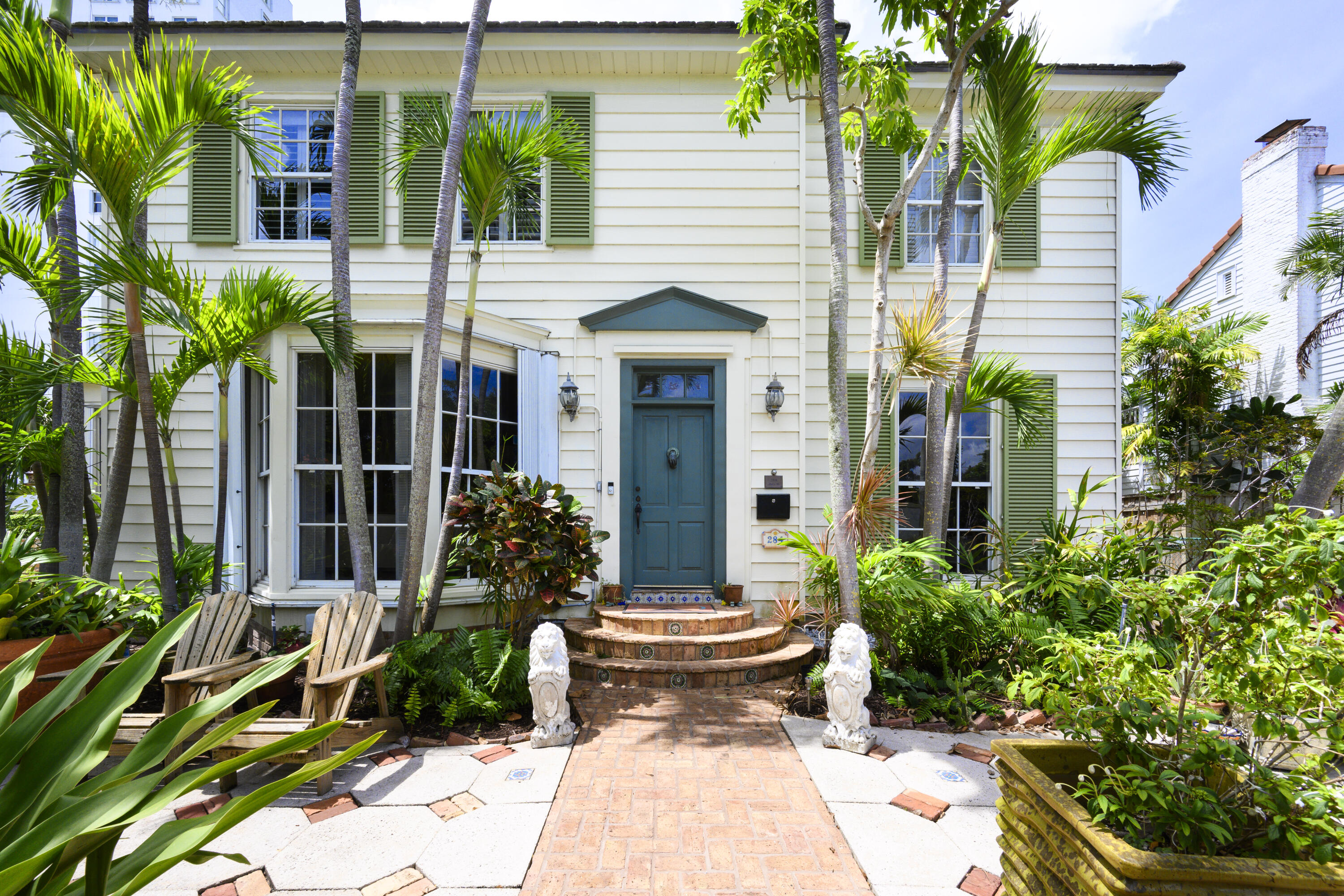 Property for Sale at 284 Queens Court, West Palm Beach, Palm Beach County, Florida - Bedrooms: 4 
Bathrooms: 3  - $2,750,000