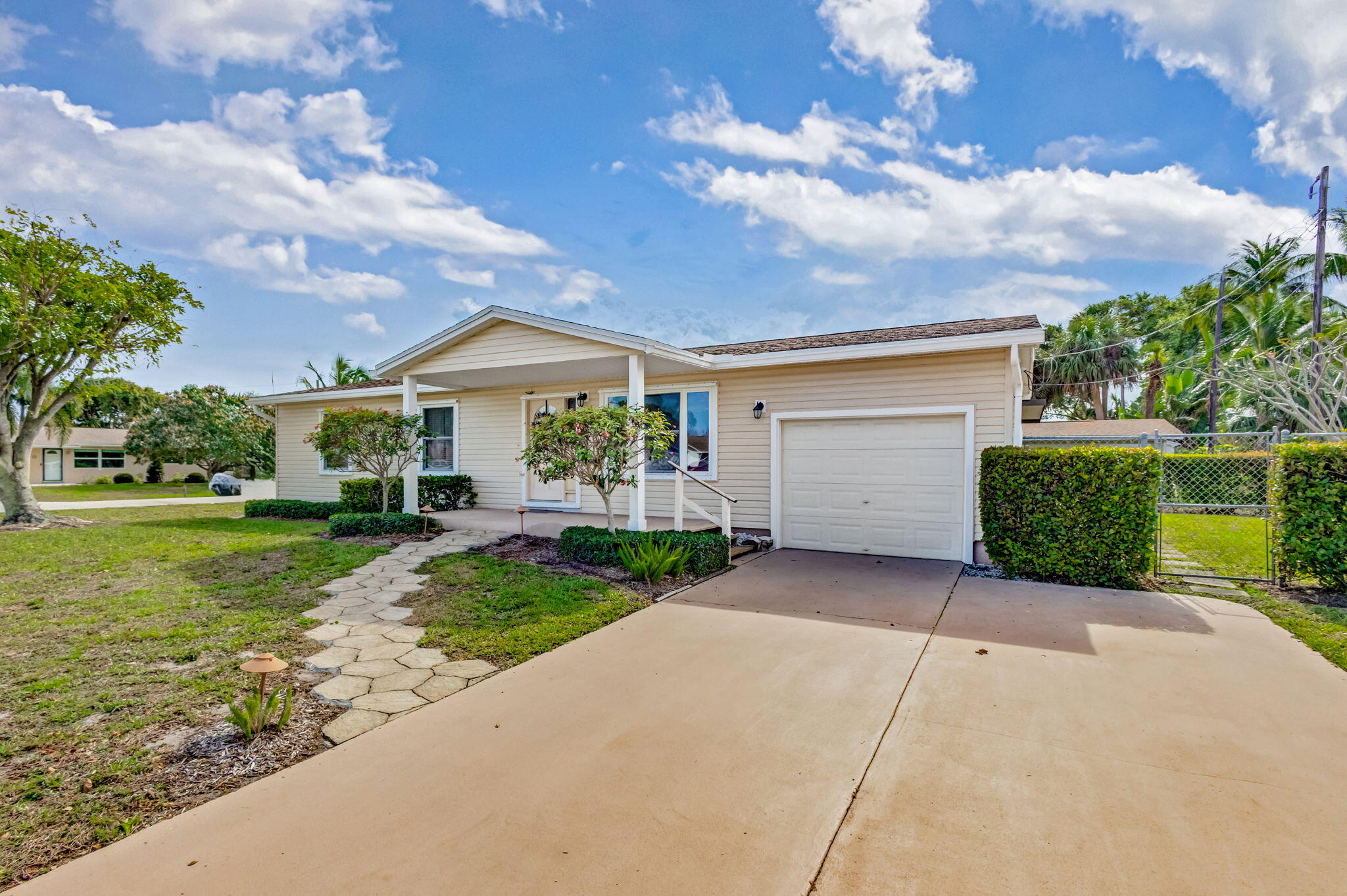509 Holly Drive, Palm Beach Gardens, Palm Beach County, Florida - 3 Bedrooms  
2 Bathrooms - 