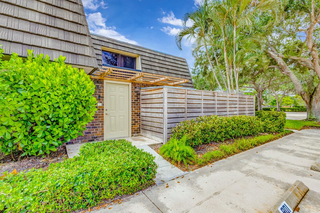 Photo of 801 8th Ter Terrace, Palm Beach Gardens, FL 33418 (MLS # RX-11012805)