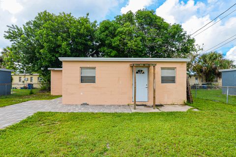 Photo of 2511 Avenue L, Fort Pierce, FL 34947 (MLS # RX-11126869)