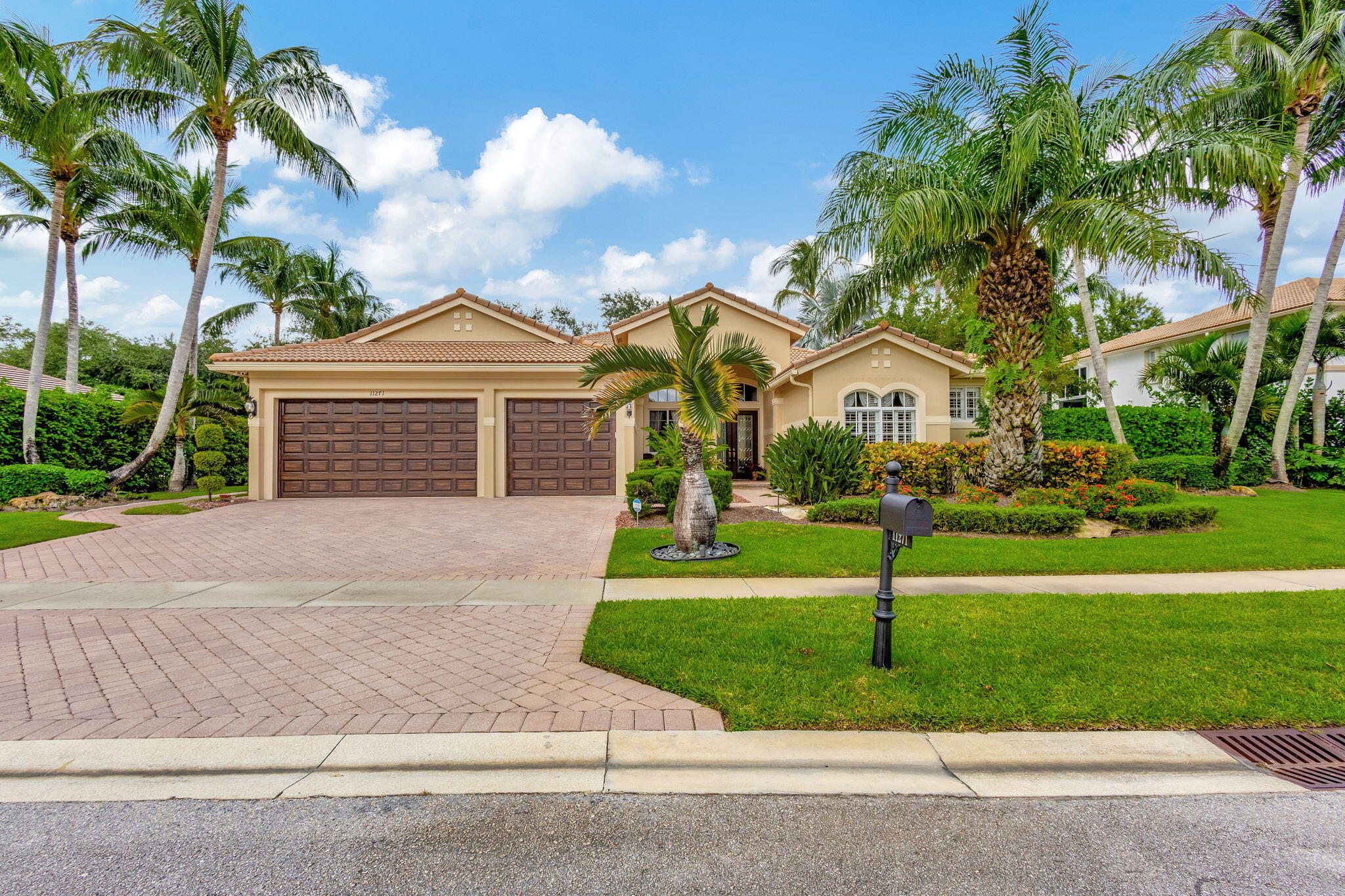 11271 Regatta Lane, Wellington, Palm Beach County, Florida - 5 Bedrooms  
3 Bathrooms - 