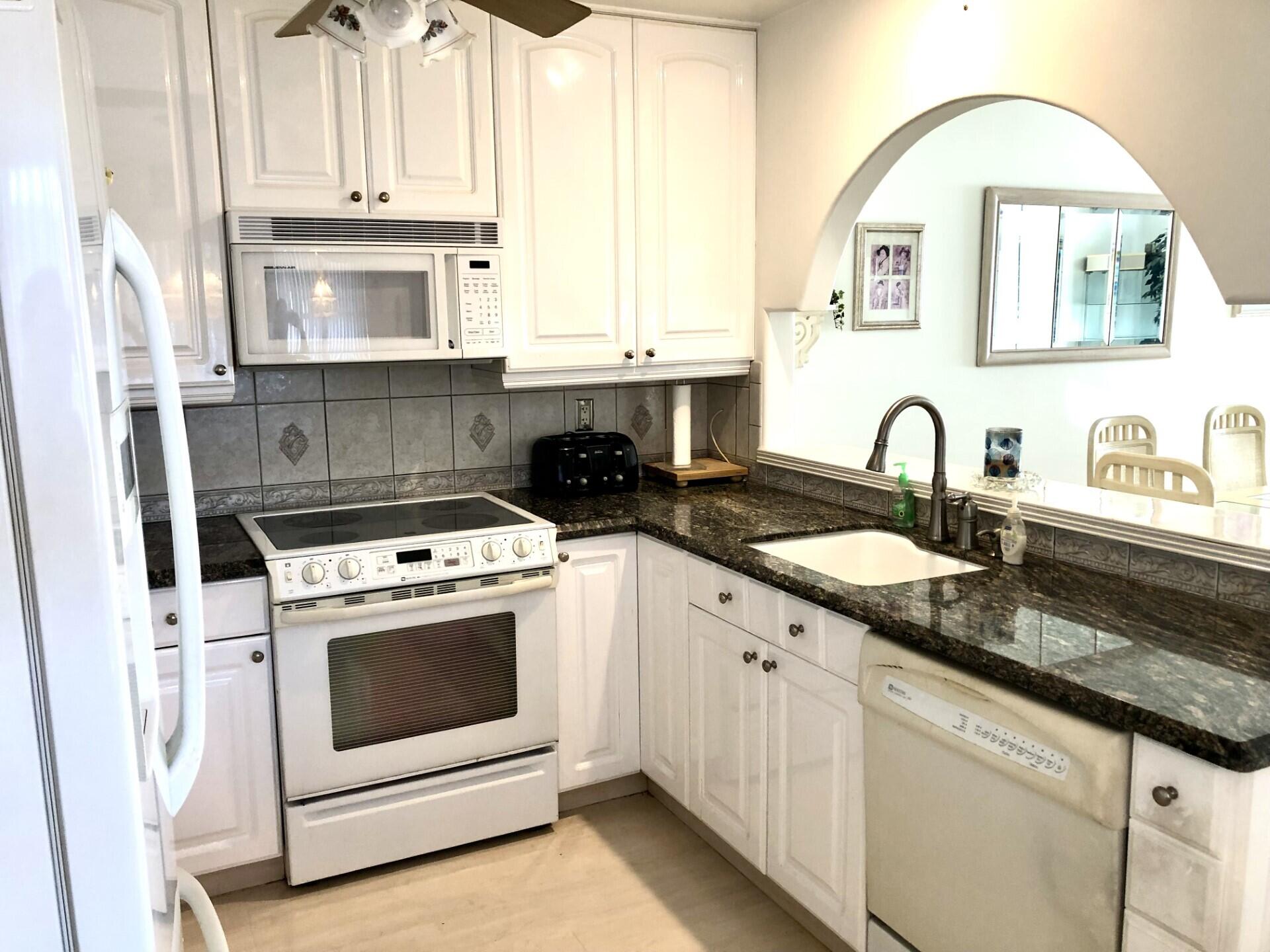 7633 S Tahiti Lane Ln 204, Lake Worth, Palm Beach County, Florida - 2 Bedrooms  
2 Bathrooms - 