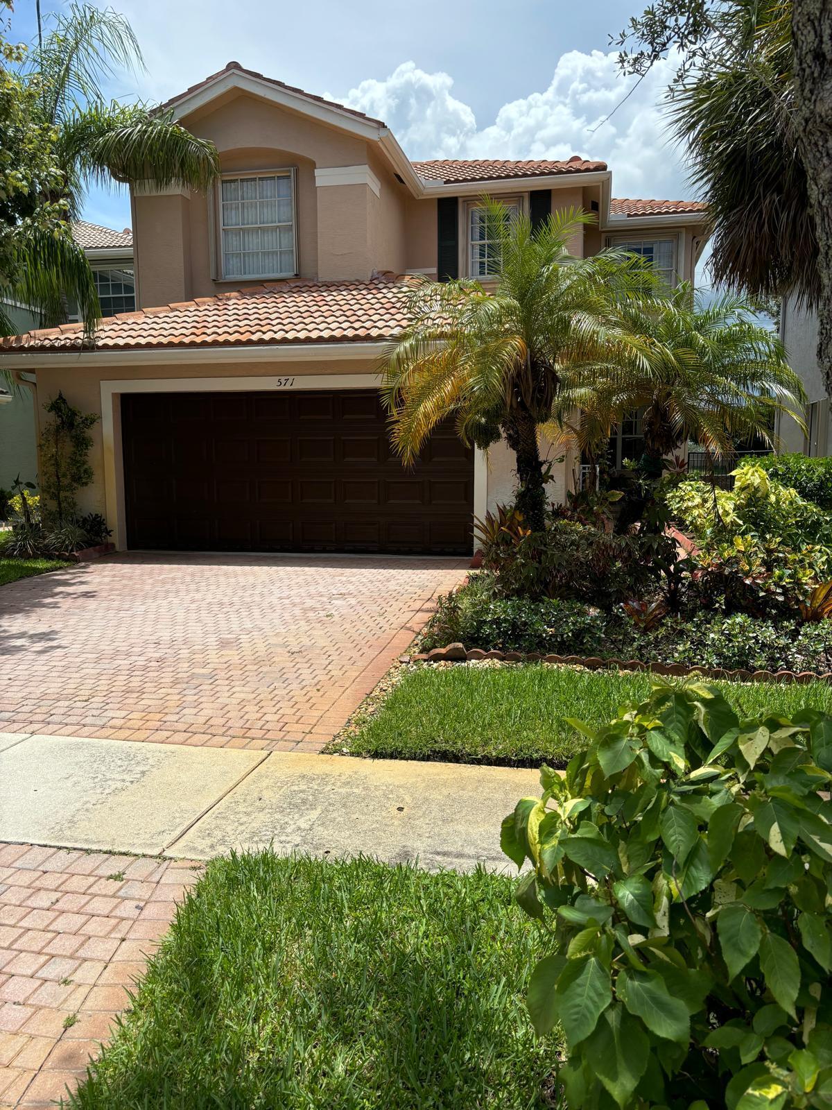 571 Calamint Point, Royal Palm Beach, Palm Beach County, Florida - 5 Bedrooms  
3.5 Bathrooms - 