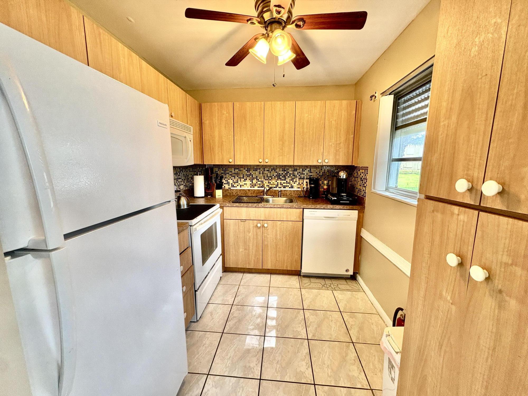64 Canterbury C, West Palm Beach, Palm Beach County, Florida - 2 Bedrooms  
1.5 Bathrooms - 