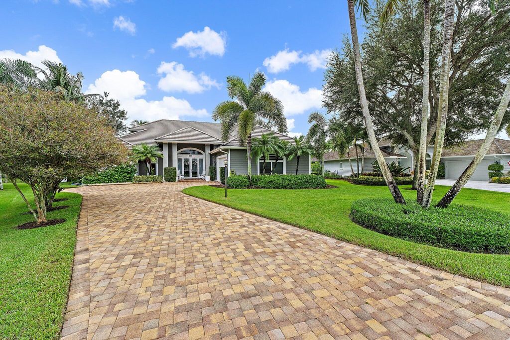 Photo of 18647 SE Lakeside Way, Jupiter, FL 33469 (MLS # RX-11129560)