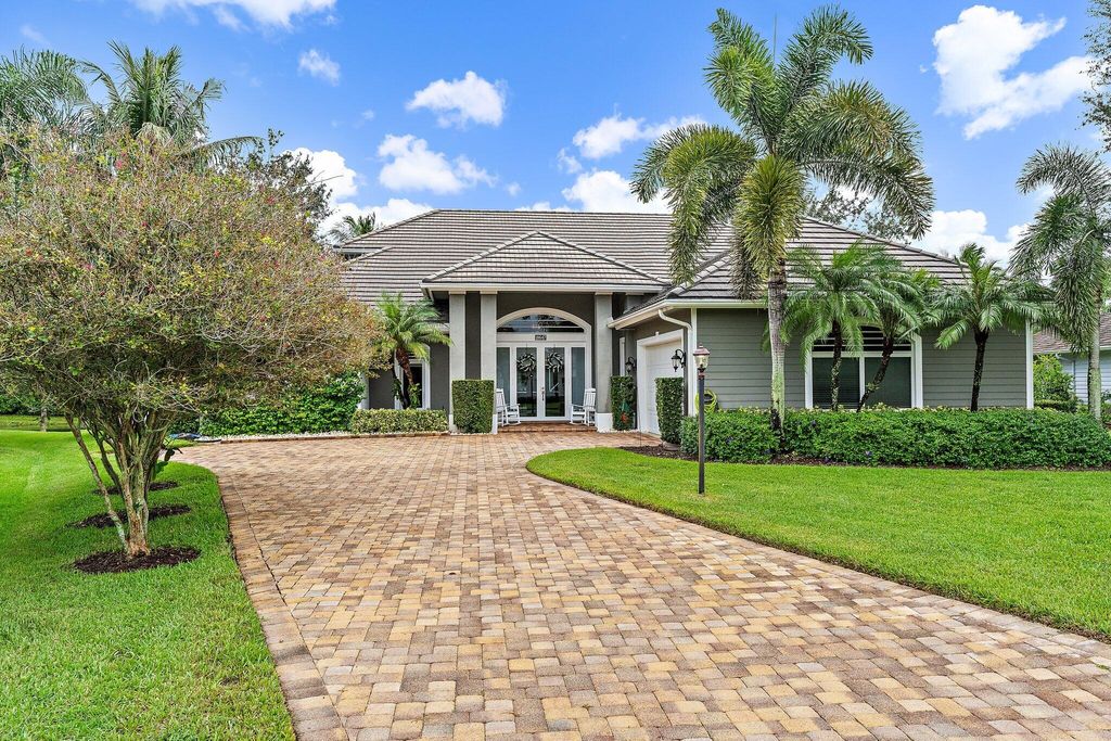 Photo of 18647 SE Lakeside Way, Jupiter, FL 33469 (MLS # RX-11129560)