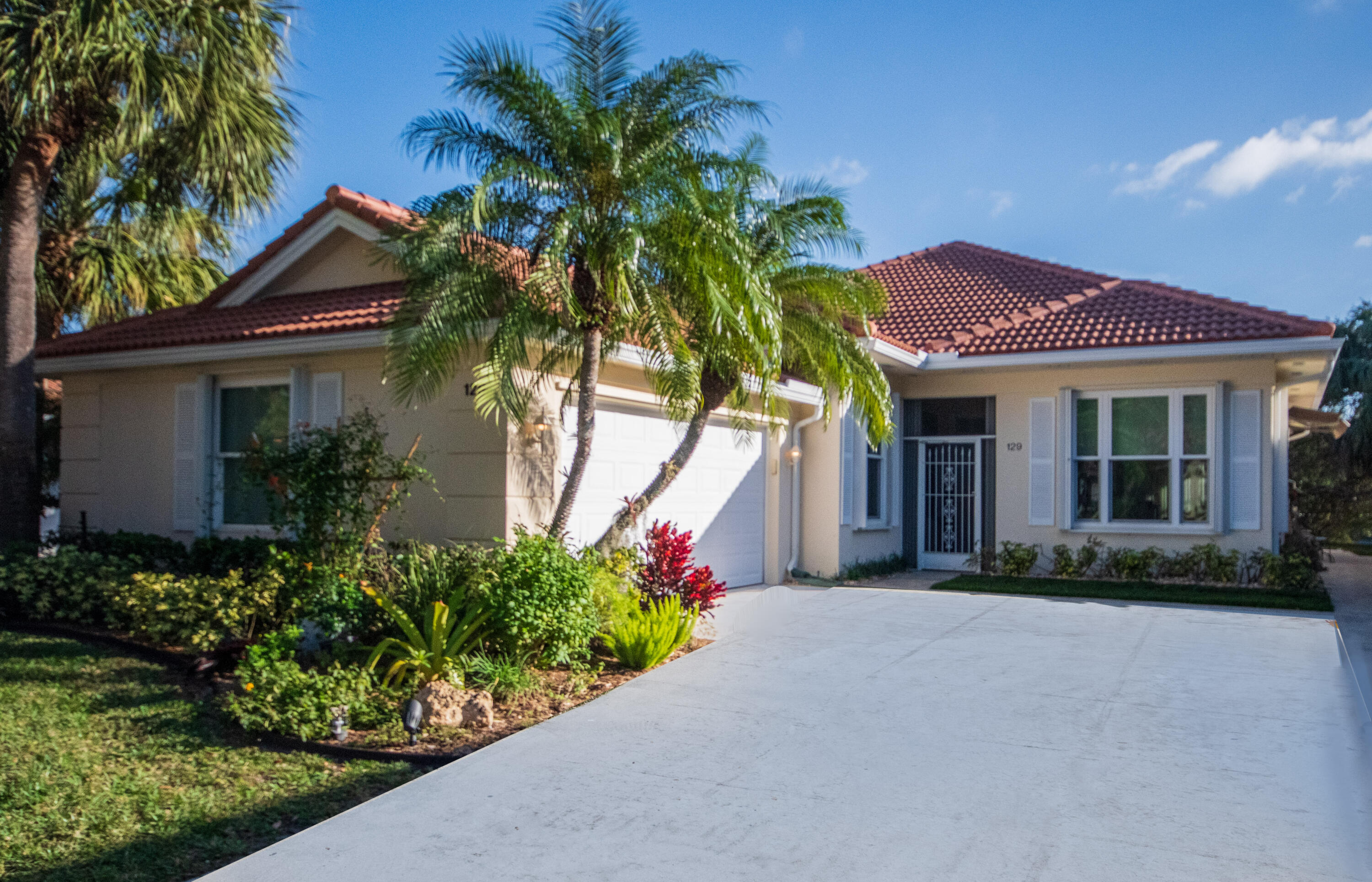 129 Lost Bridge Drive, Palm Beach Gardens, Palm Beach County, Florida - 3 Bedrooms  
2 Bathrooms - 