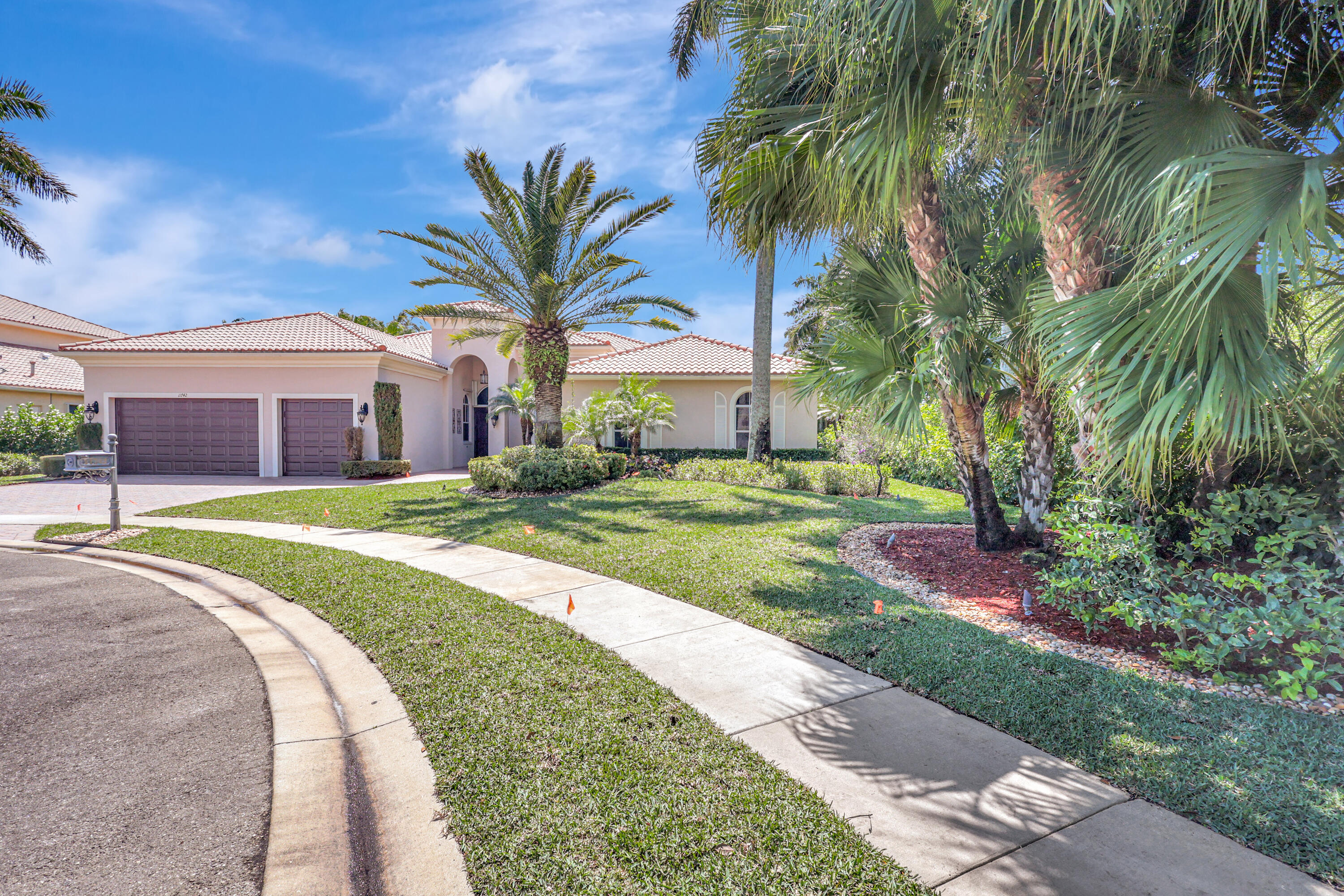 Property for Sale at 11742 Sunrise View Lane, Wellington, Palm Beach County, Florida - Bedrooms: 5 
Bathrooms: 4.5  - $1,580,000