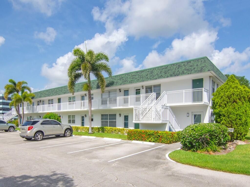 Photo of 2800 Indian River Boulevard #J6, Vero Beach, FL 32960 (MLS # RX-11123459)