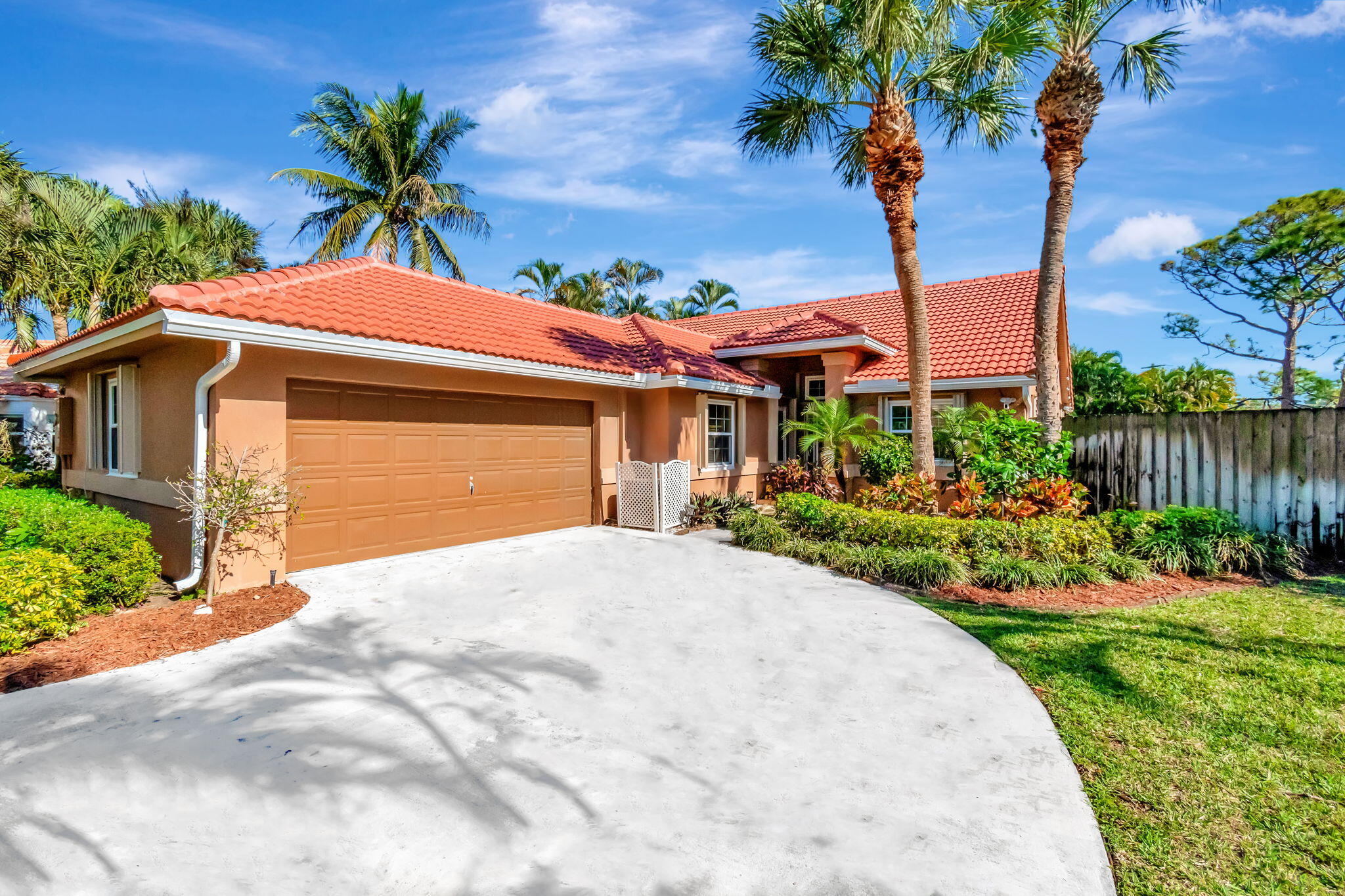 Property for Sale at 1075 E Lancewood Place, Delray Beach, Palm Beach County, Florida - Bedrooms: 3 
Bathrooms: 2  - $689,000