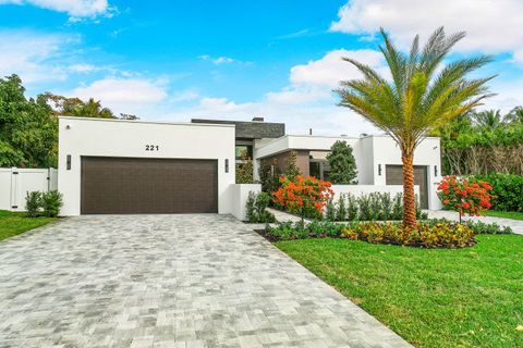 Photo of 2615 NE 14th Street, Fort Lauderdale, FL 33304 (MLS # RX-10928992)