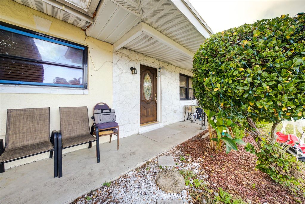 Photo of 903 SE 9th Street, Stuart, FL 34994 (MLS # RX-11046370)