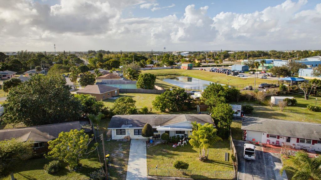 Photo of 903 SE 9th Street, Stuart, FL 34994 (MLS # RX-11046370)