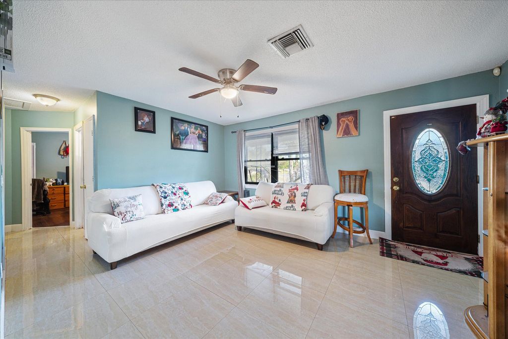 Photo of 903 SE 9th Street, Stuart, FL 34994 (MLS # RX-11046370)