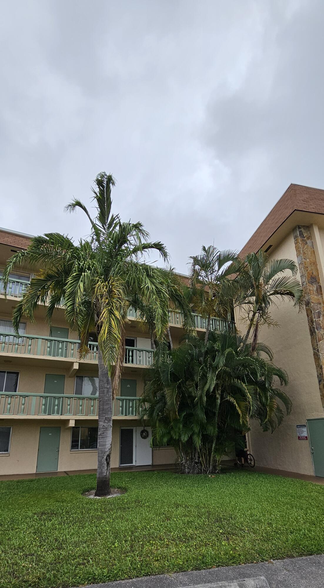 300 Village Green Circle 111, Palm Springs, Miami-Dade County, Florida - 1 Bedrooms  
1 Bathrooms - 