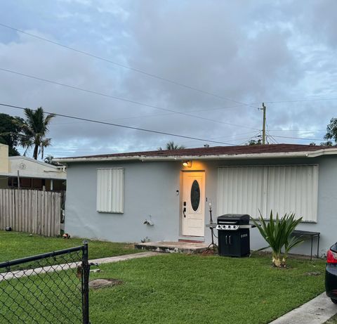 Photo of 620 Putter Place, West Palm Beach, FL 33409 (MLS # RX-11126472)
