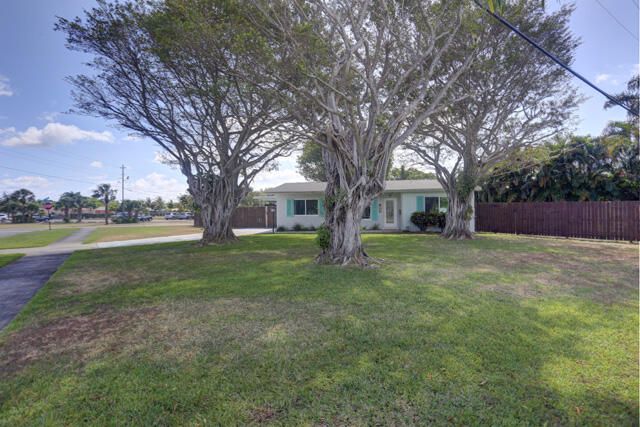 Property for Sale at 542 Crescent Drive, Lake Park, Palm Beach County, Florida - Bedrooms: 3 
Bathrooms: 2  - $549,000