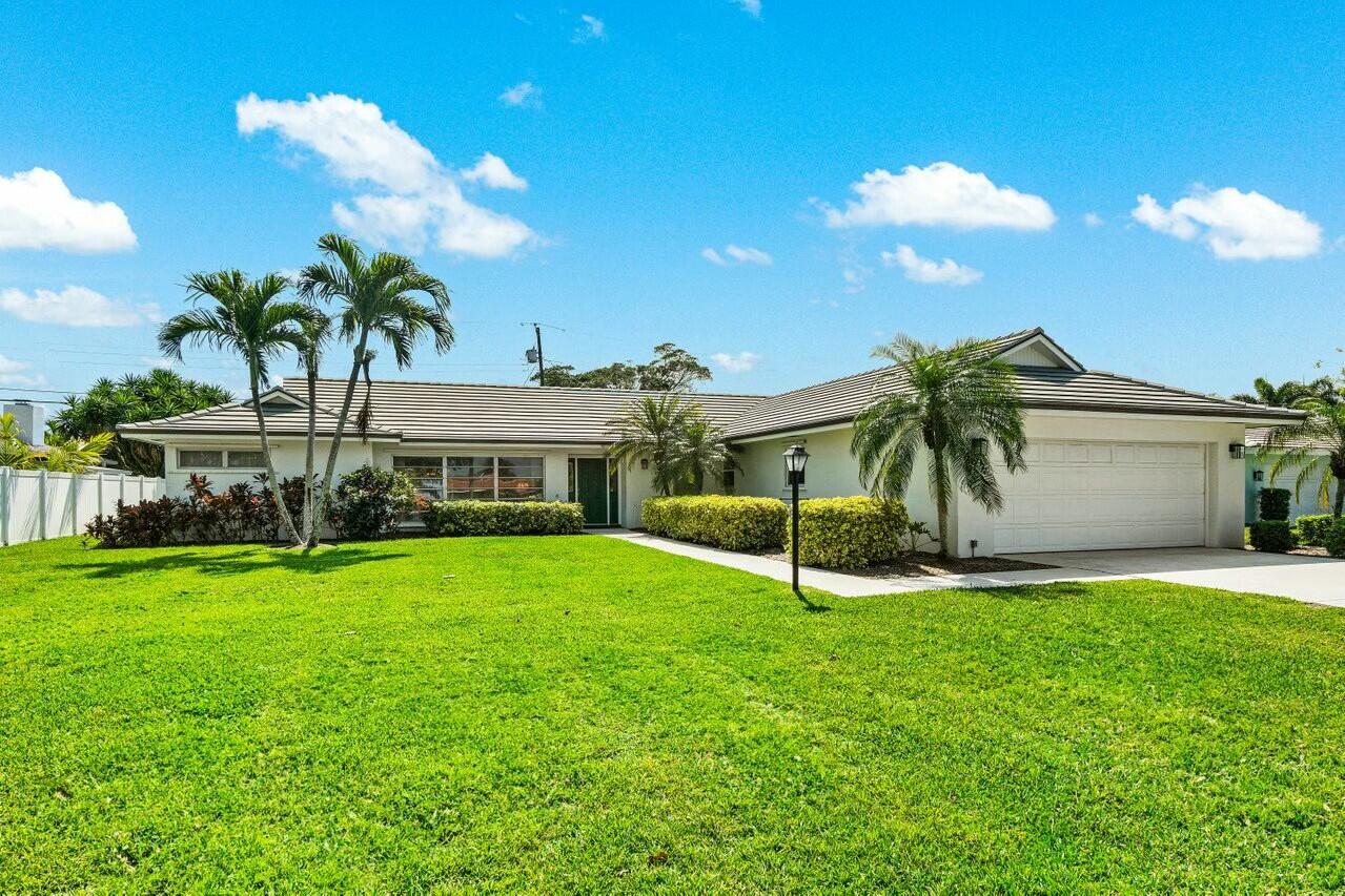 45 Golfview Drive, Tequesta, Palm Beach County, Florida - 4 Bedrooms  
2 Bathrooms - 