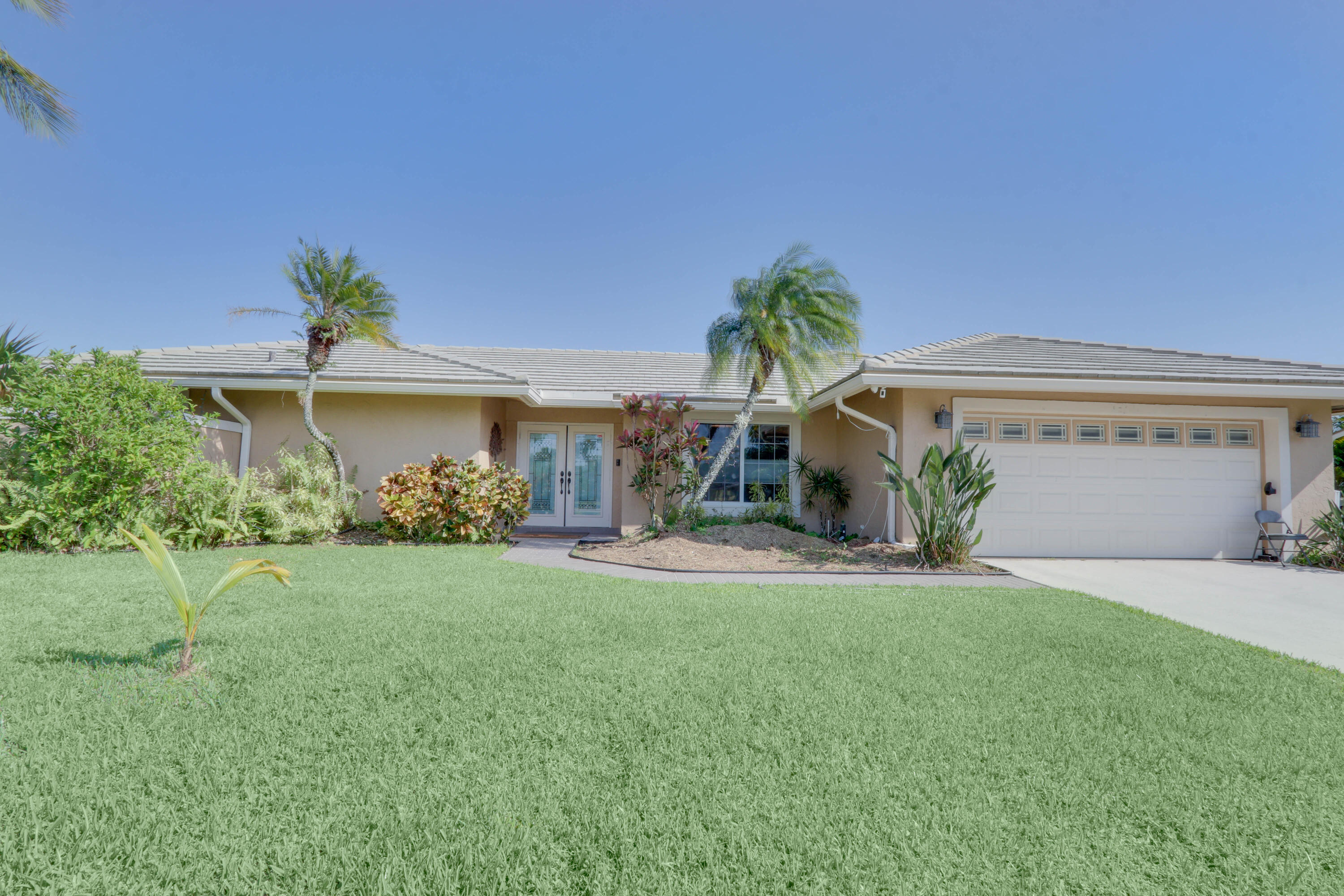 1855 Lotus Lane Lane, Wellington, Palm Beach County, Florida - 3 Bedrooms  
2.5 Bathrooms - 