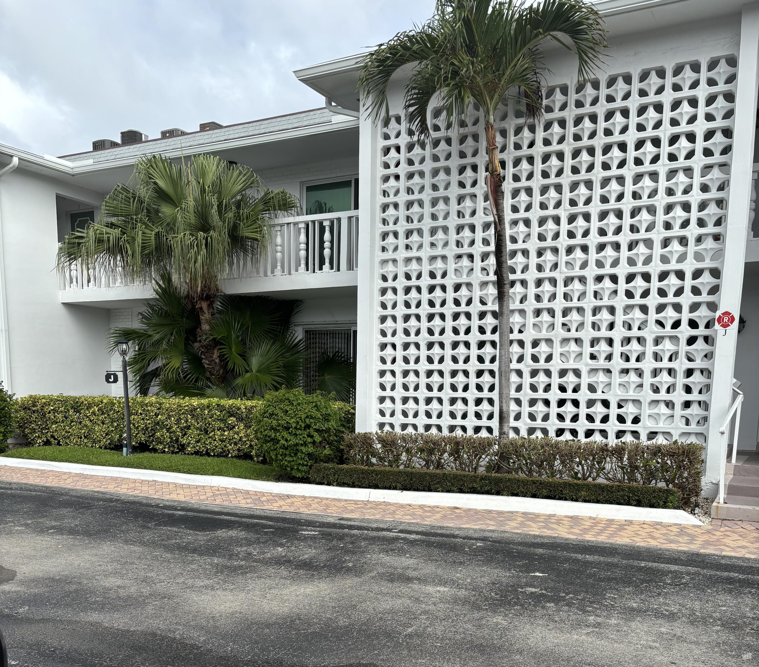 4201 South Ocean Boulevard J-2, South Palm Beach, Palm Beach County, Florida - 1 Bedrooms  
1.5 Bathrooms - 