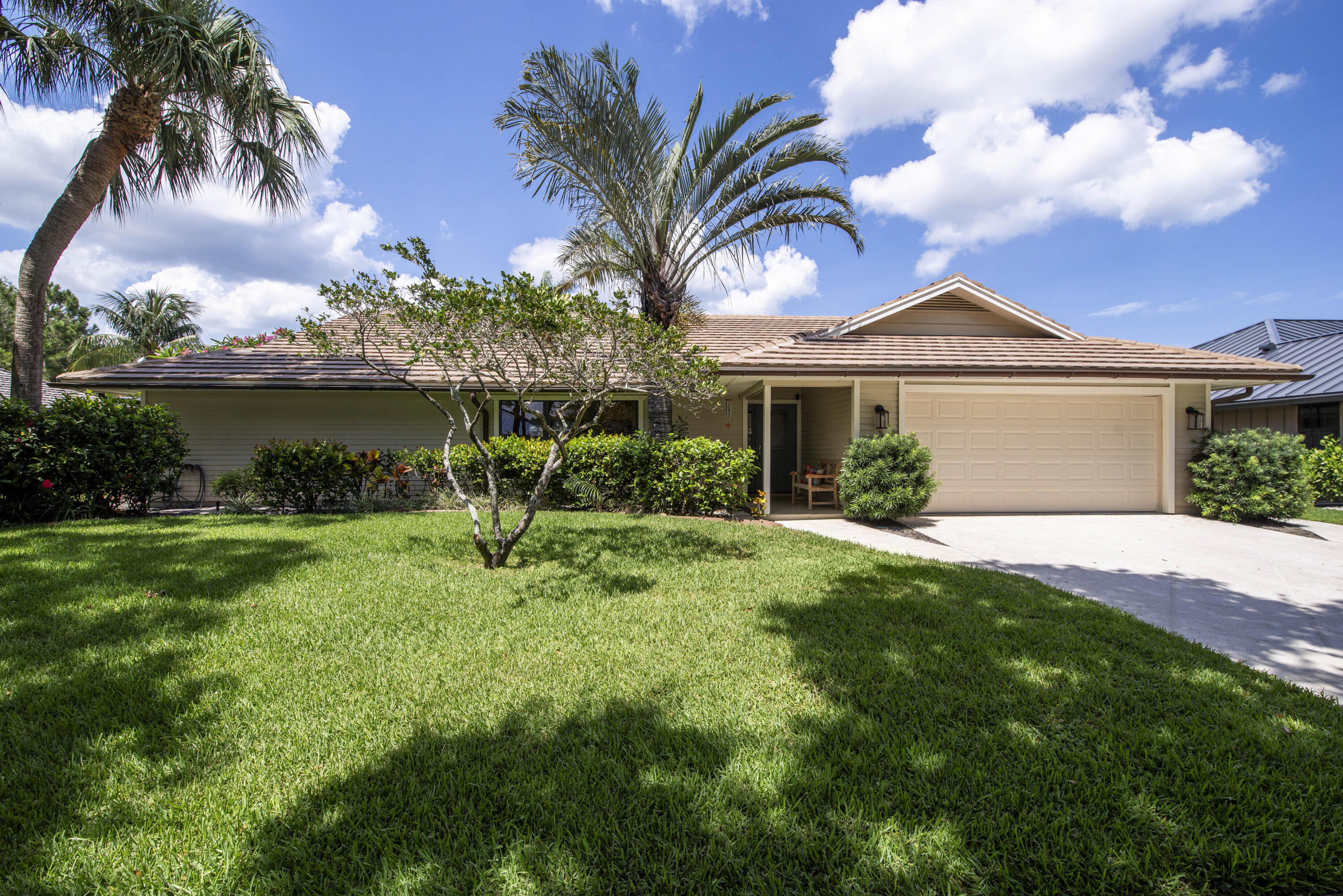 Property for Sale at 18402 Lake Bend Drive, Jupiter, Palm Beach County, Florida - Bedrooms: 3 
Bathrooms: 2.5  - $849,000