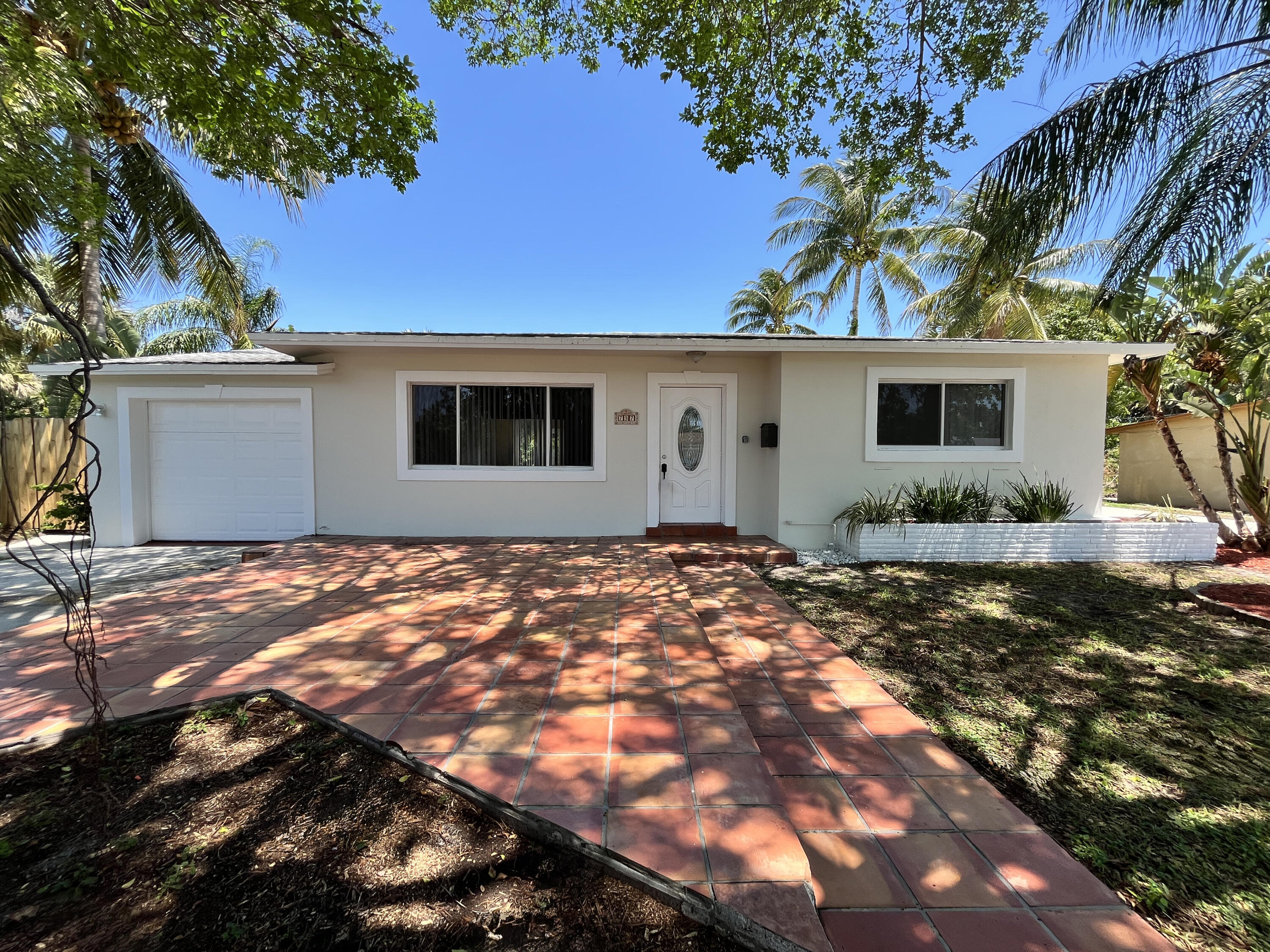 737 Ilex Court, Lake Park, Palm Beach County, Florida - 2 Bedrooms  
1 Bathrooms - 