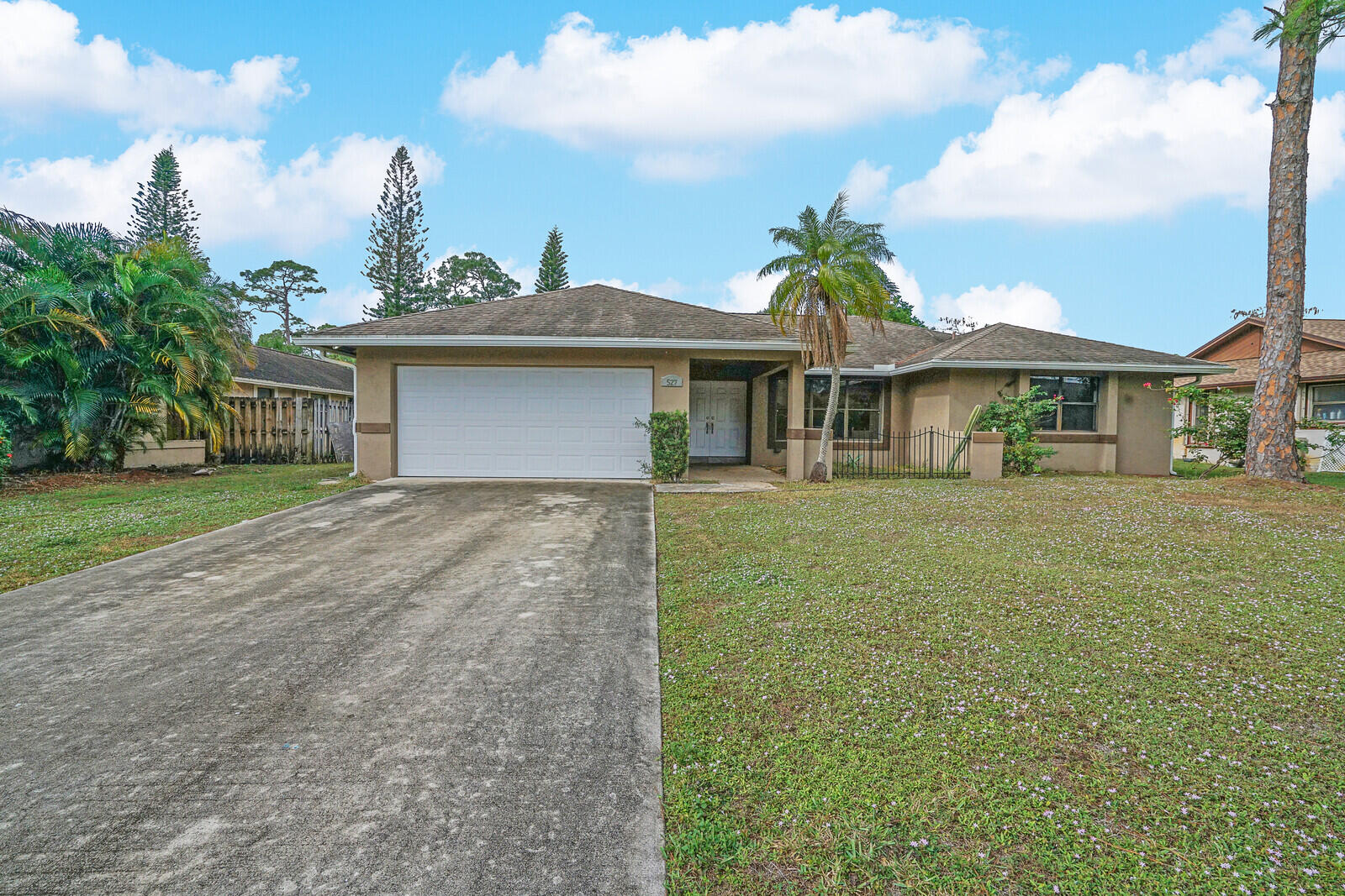 527 Indigo Avenue, Wellington, Palm Beach County, Florida - 3 Bedrooms  
2 Bathrooms - 