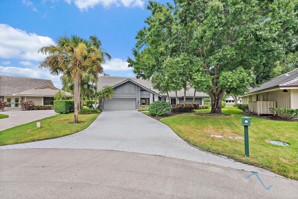 Photo of 18 Glencairn Road, Palm Beach Gardens, FL 33418 (MLS # RX-11092962)