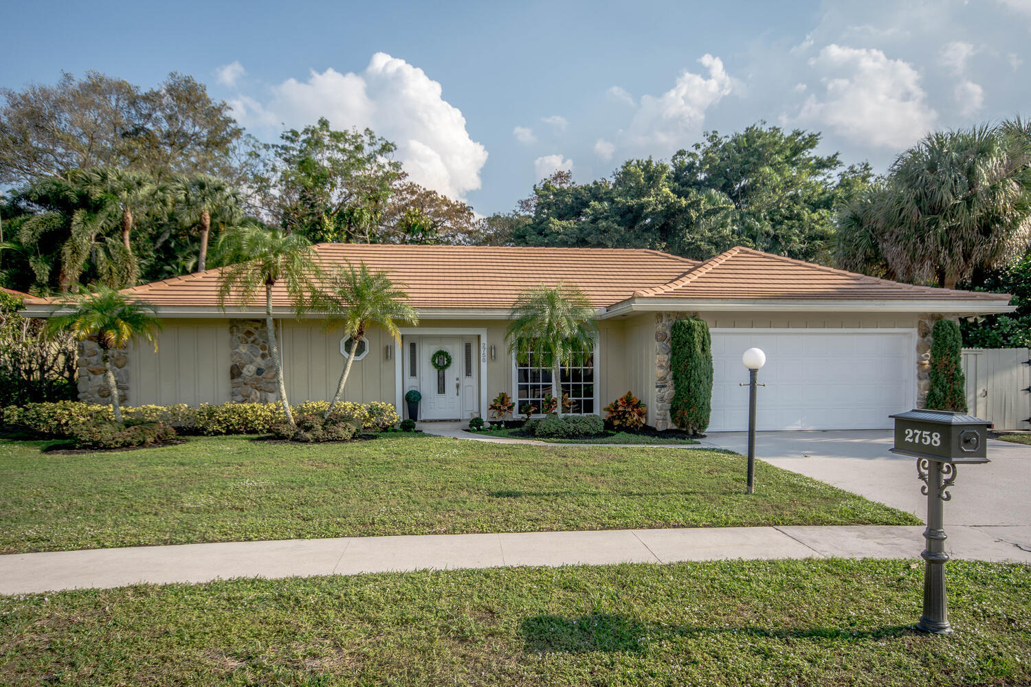 2758 Biarritz Drive, Palm Beach Gardens, Palm Beach County, Florida - 3 Bedrooms  
2 Bathrooms - 