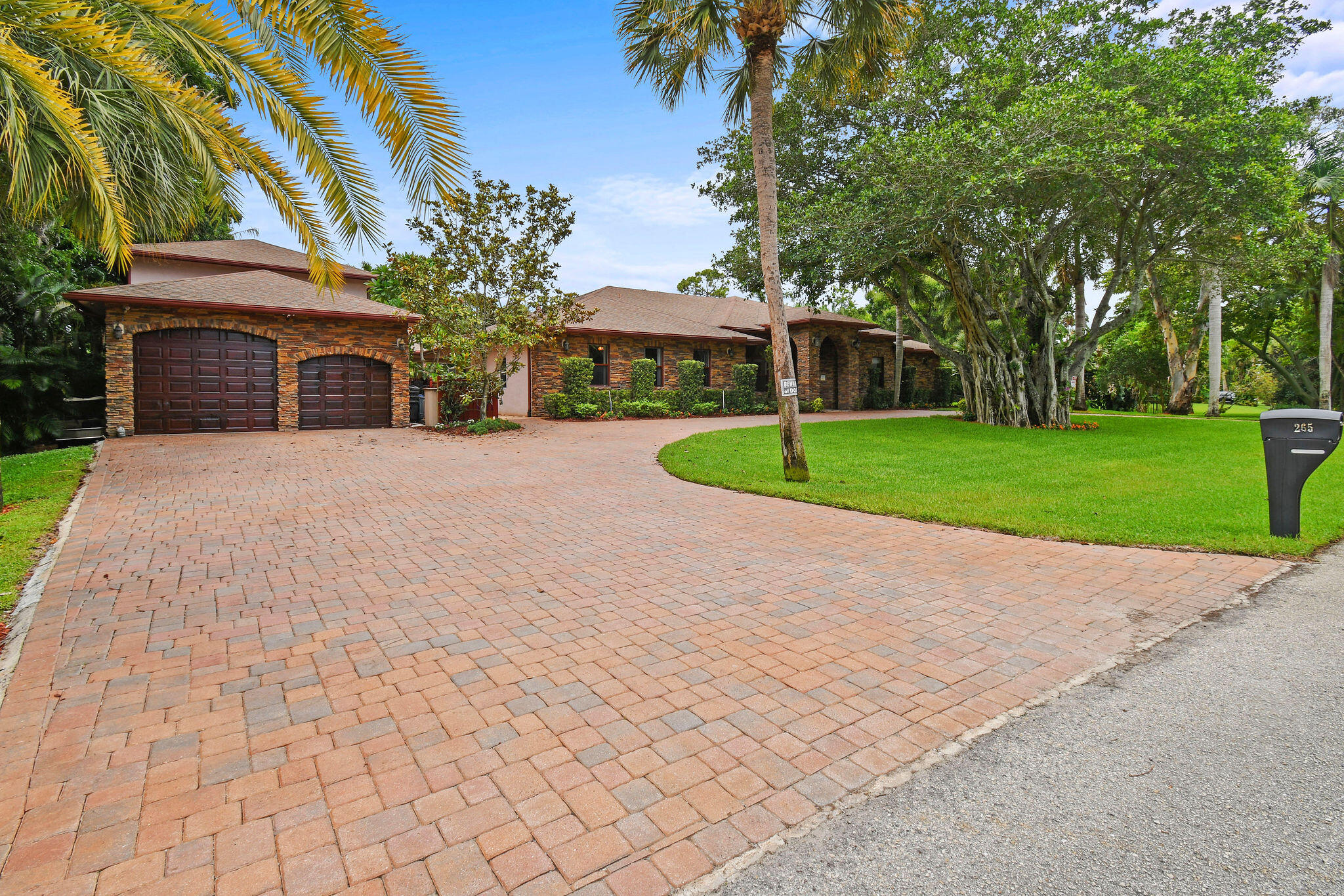 265 Westwood Circle, West Palm Beach, Palm Beach County, Florida - 6 Bedrooms  
4.5 Bathrooms - 