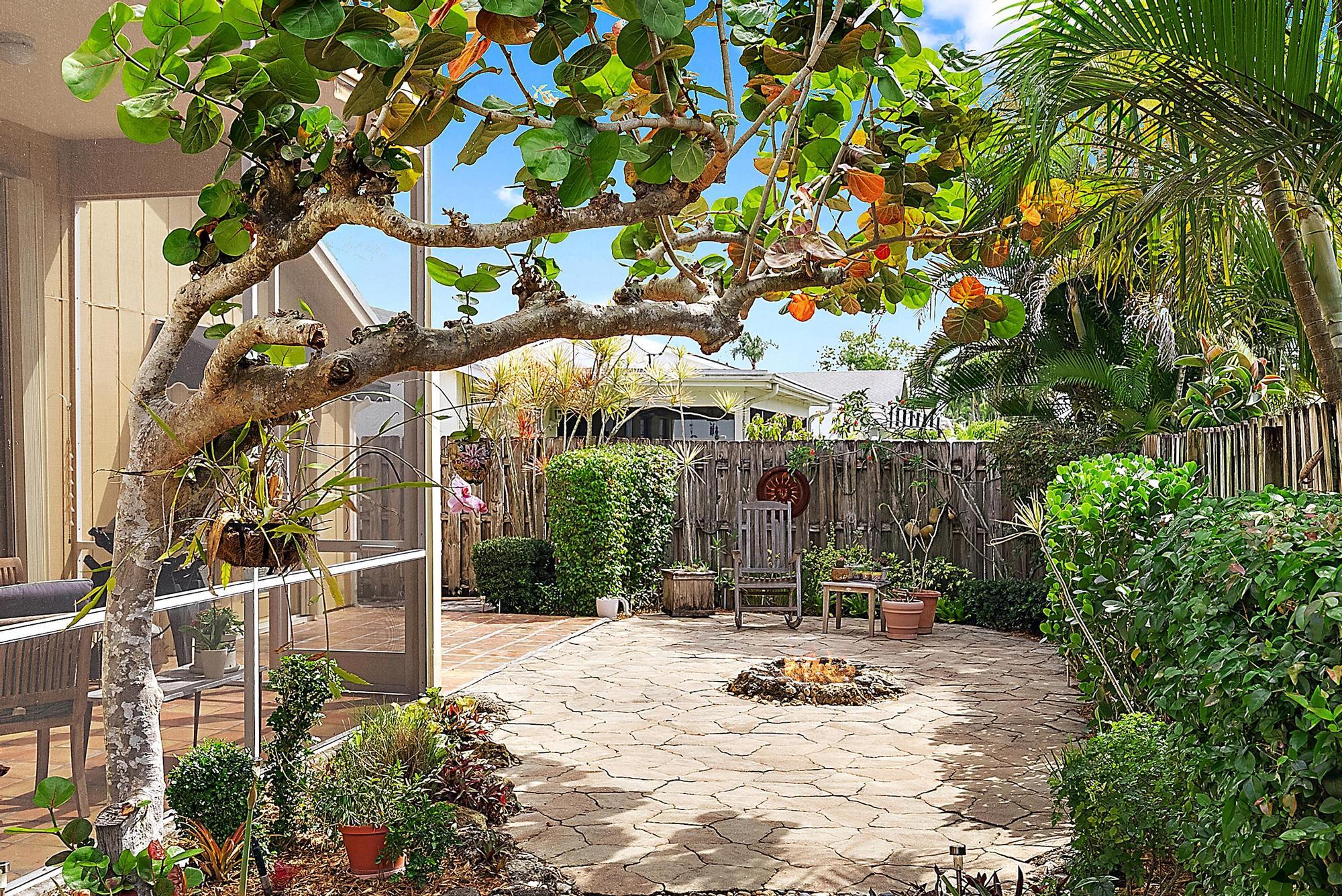 6238 Dania Street, Jupiter, Palm Beach County, Florida - 3 Bedrooms  
2 Bathrooms - 