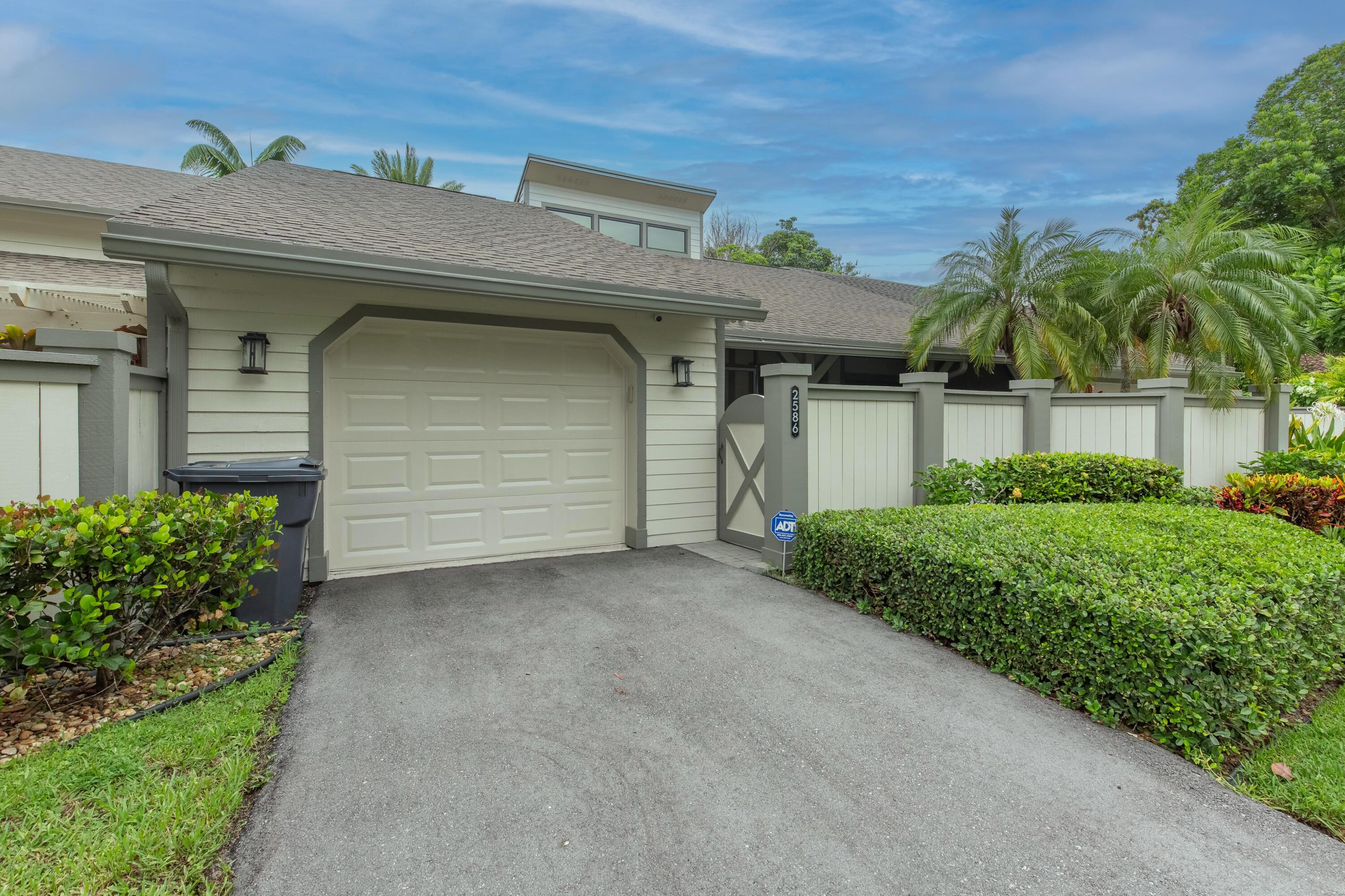 2586 Bedford Mews Drive, Wellington, Palm Beach County, Florida - 3 Bedrooms  
2 Bathrooms - 