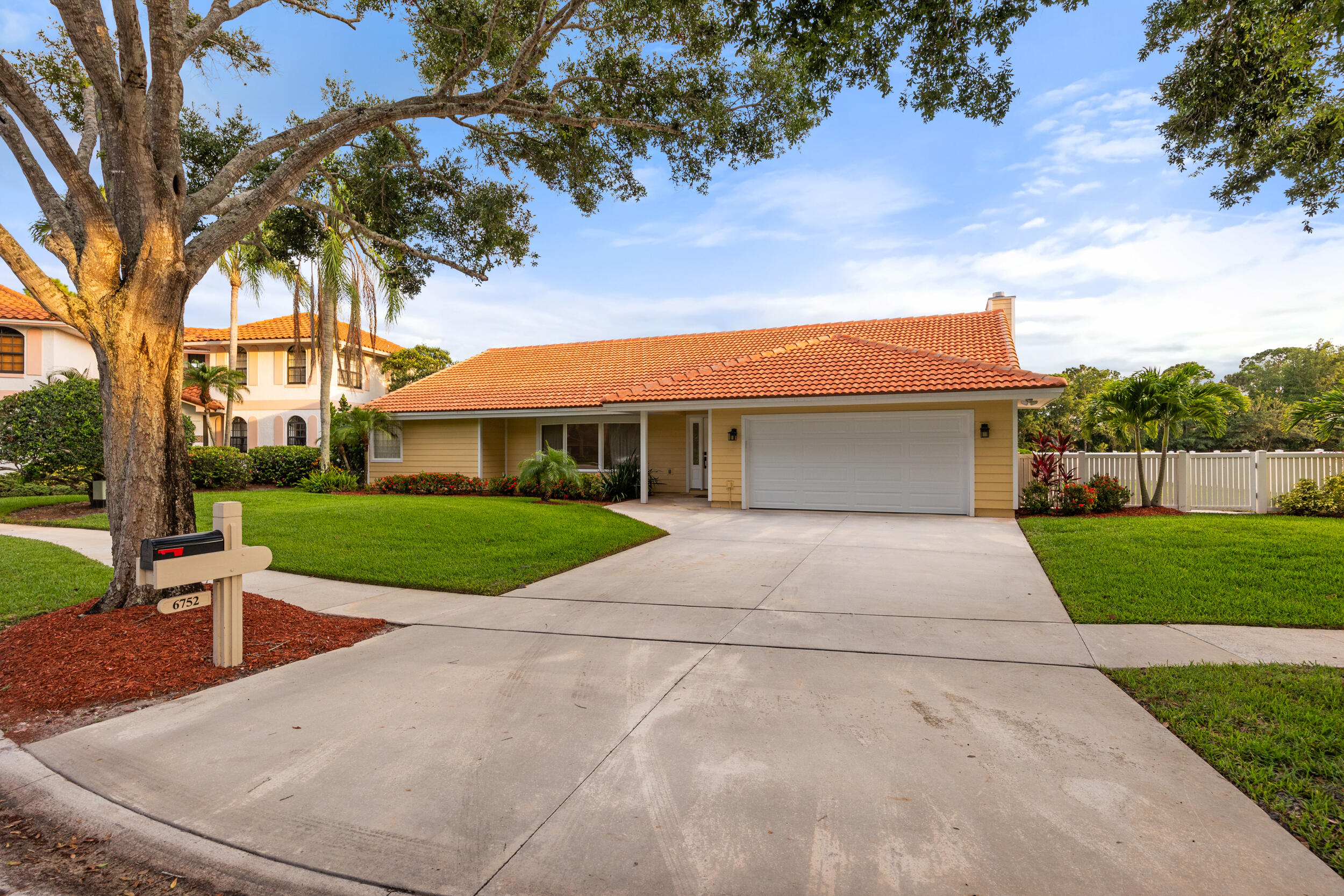 Property for Sale at 6752 Viewpoint Court, Jupiter, Palm Beach County, Florida - Bedrooms: 3 
Bathrooms: 2  - $945,000