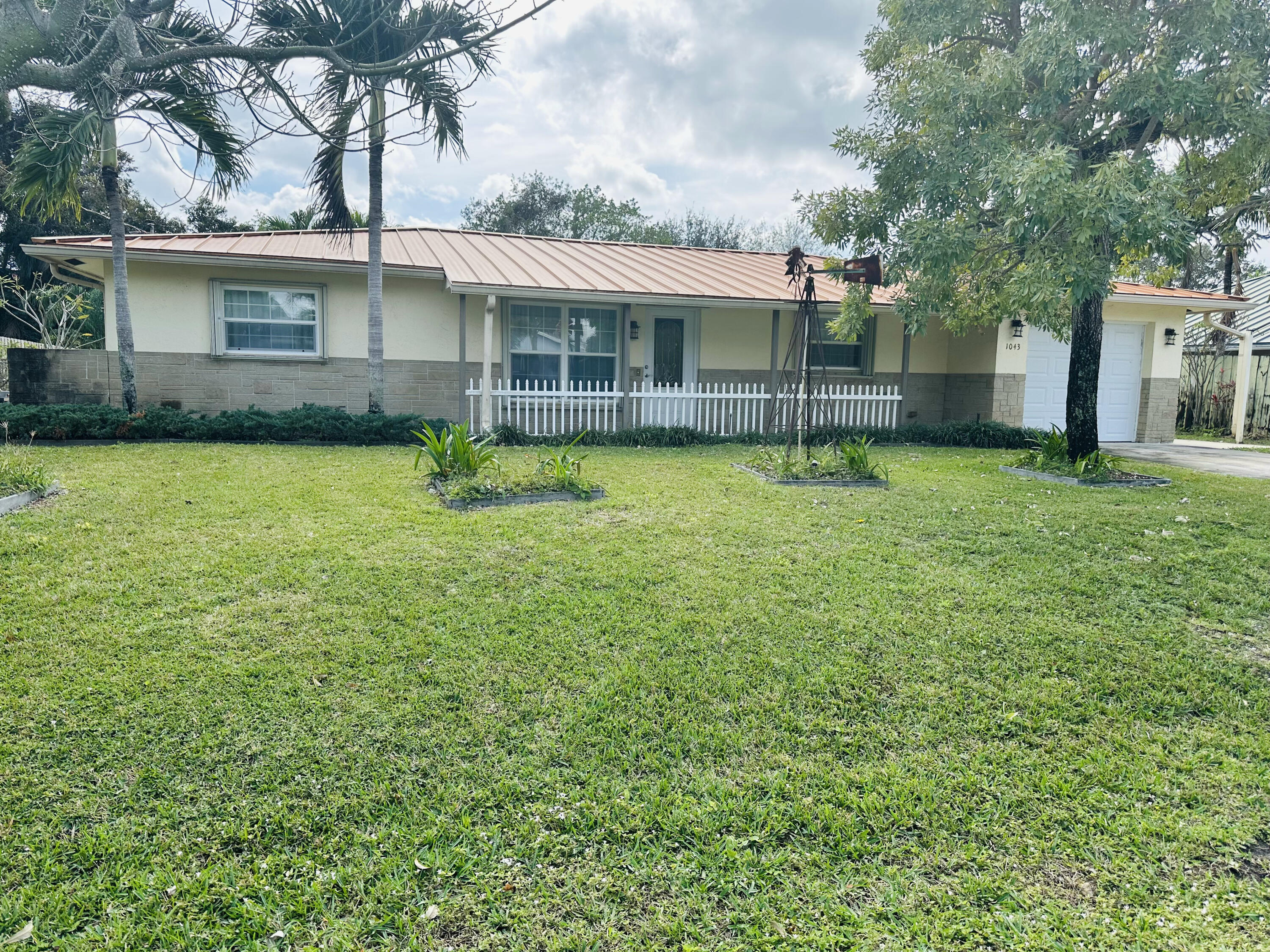 1043 Coral Drive, Boynton Beach, Palm Beach County, Florida - 3 Bedrooms  
2 Bathrooms - 