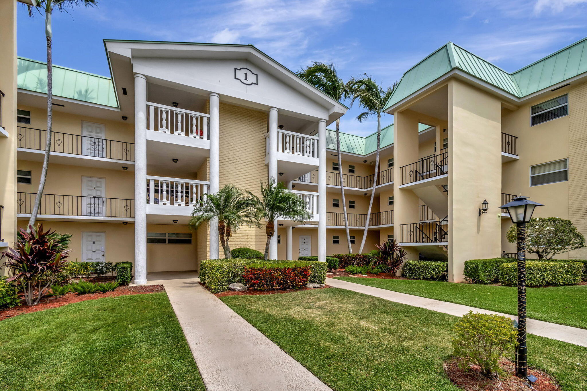 1 Colonial Club Drive 303, Boynton Beach, Palm Beach County, Florida - 1 Bedrooms  
1.5 Bathrooms - 
