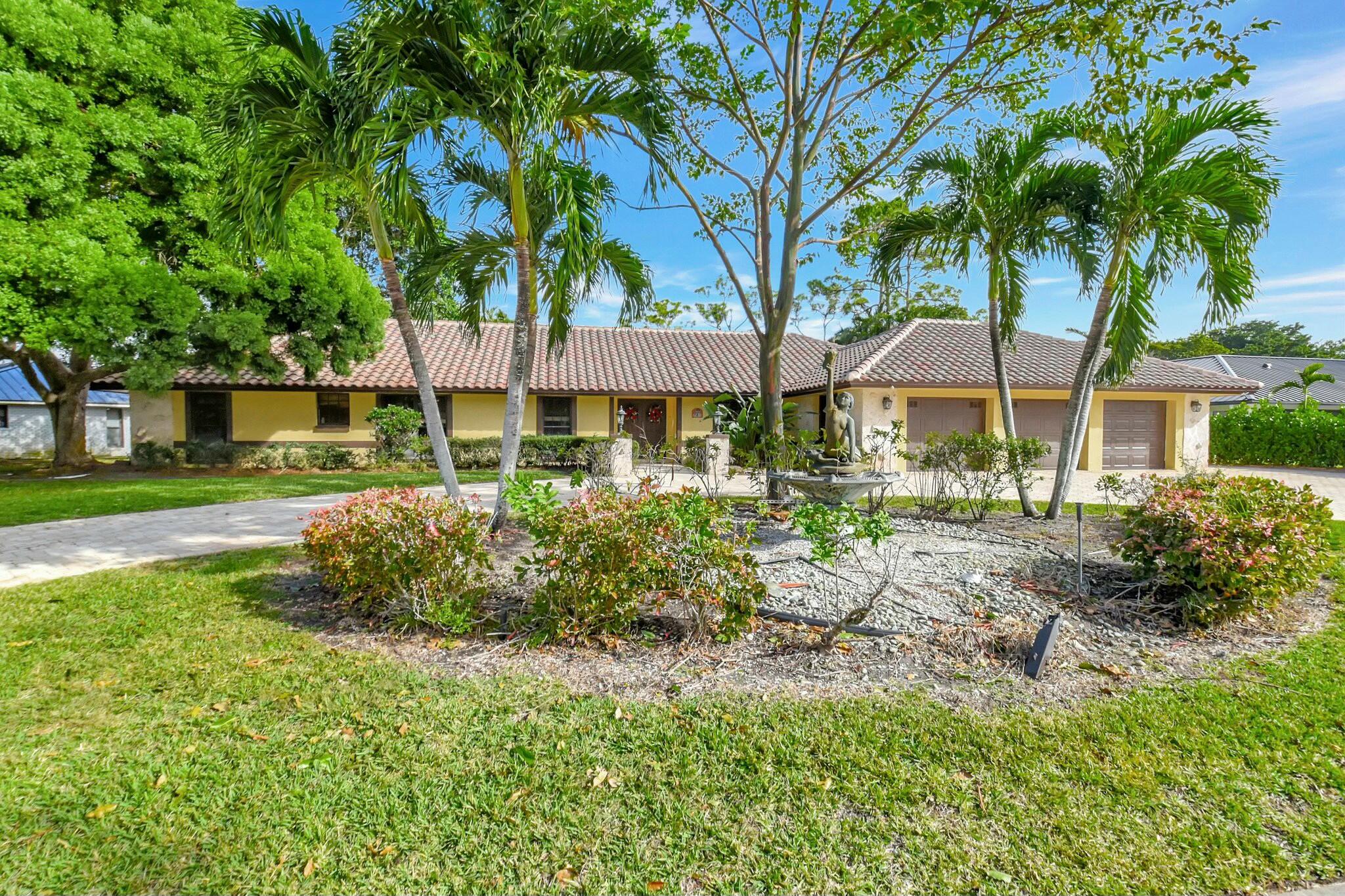 581 S Country Club Drive, Atlantis, Palm Beach County, Florida - 5 Bedrooms  
3 Bathrooms - 