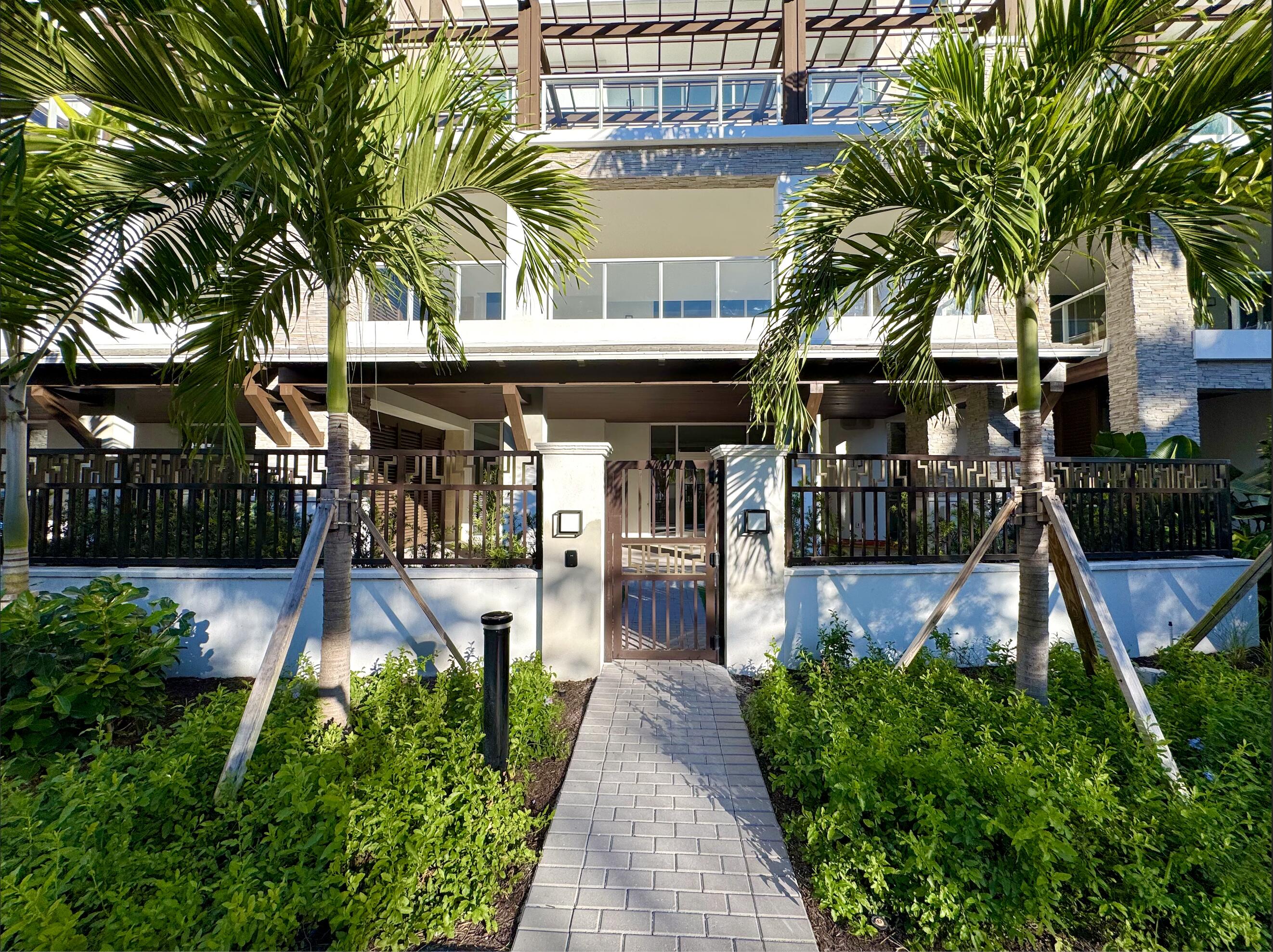 220 Se Mizner Boulevard Villa 104, Boca Raton, Palm Beach County, Florida - 2 Bedrooms  
2.5 Bathrooms - 