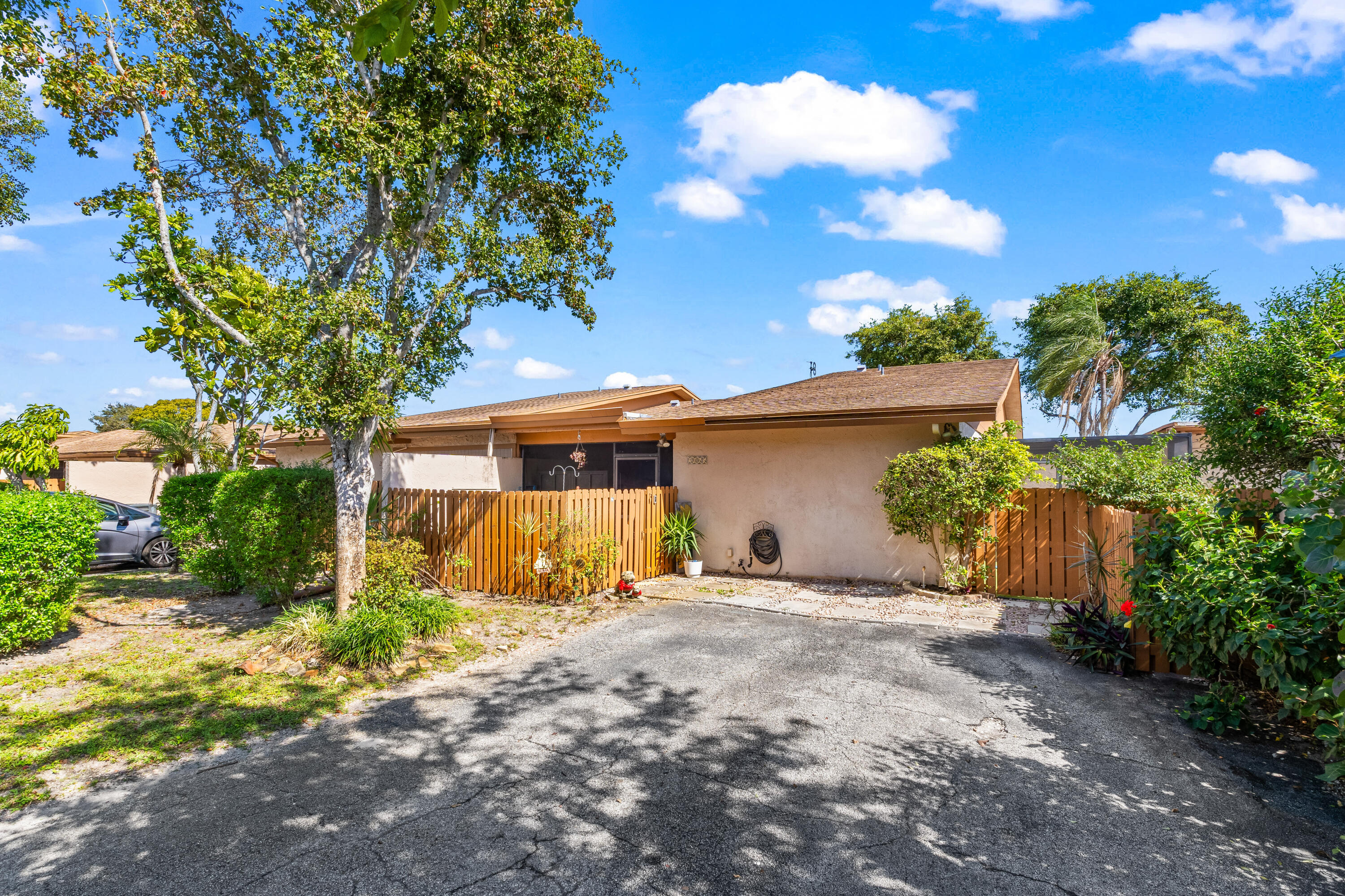 2065 Sw 24th Circle, Boynton Beach, Palm Beach County, Florida - 1 Bedrooms  
1.5 Bathrooms - 
