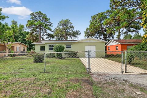 Photo of 3003 Avenue M, Fort Pierce, FL 34947 (MLS # RX-11122631)