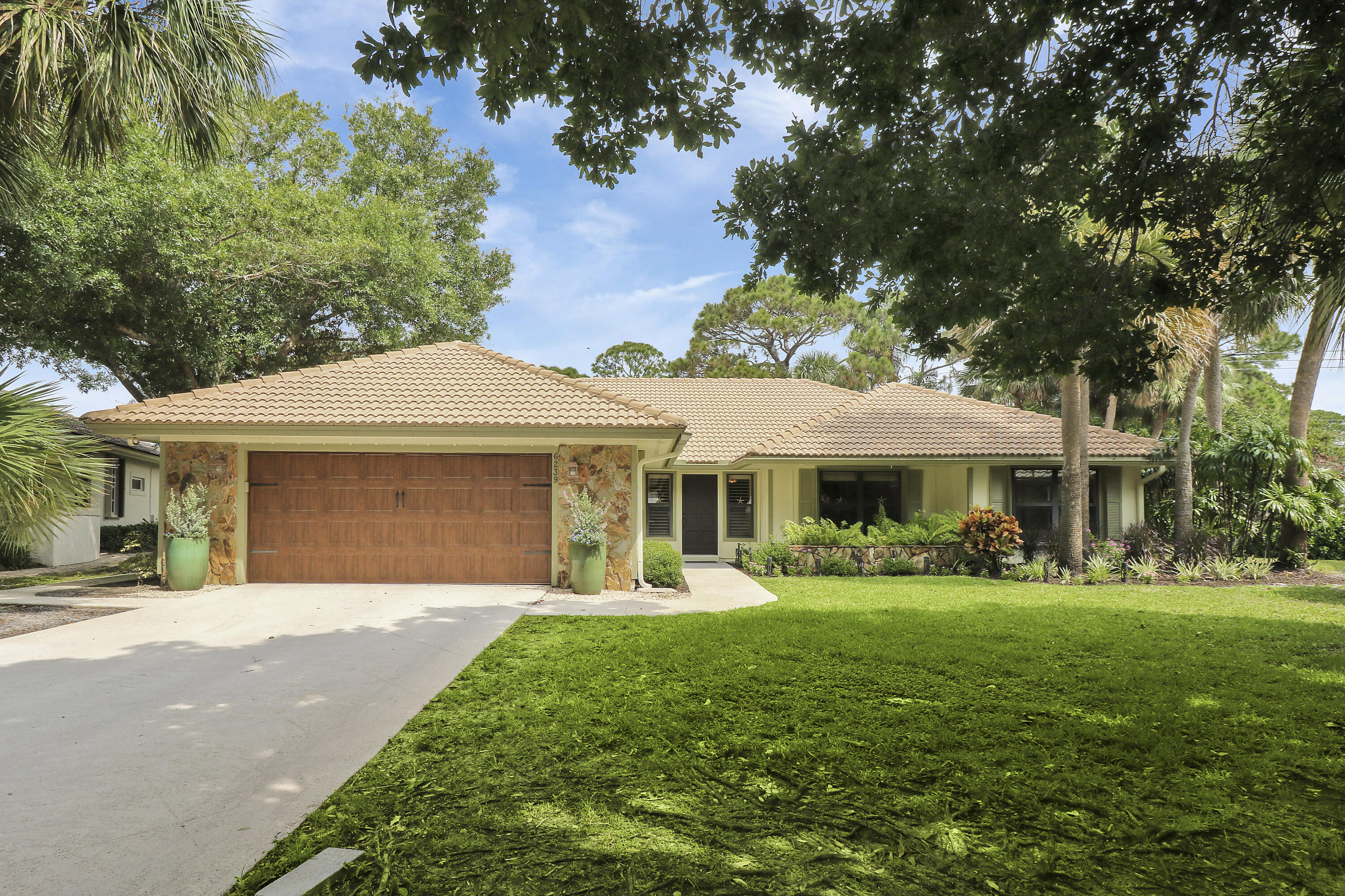 6239 Longleaf Pine Drive, Jupiter, Palm Beach County, Florida - 3 Bedrooms  
2 Bathrooms - 