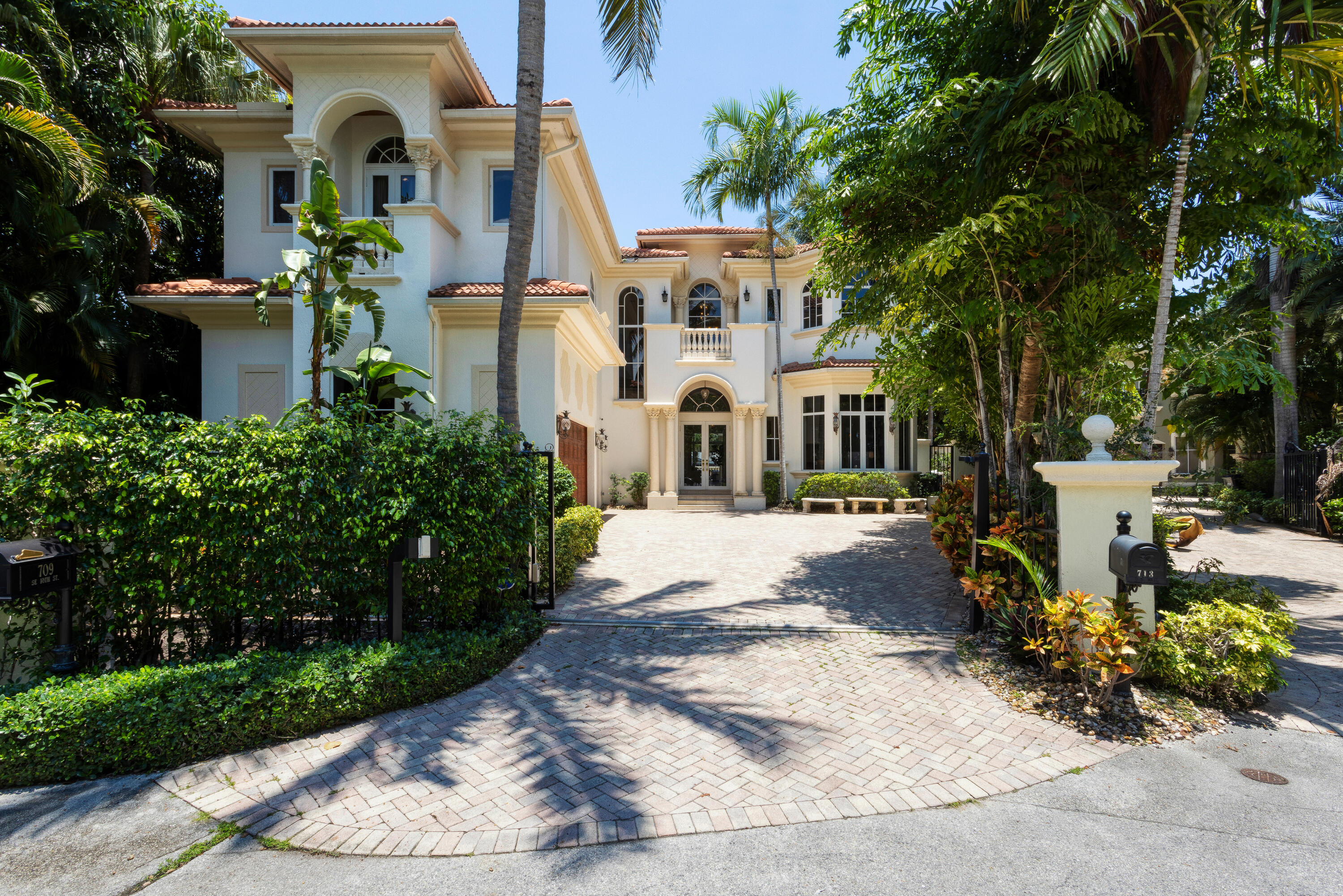 Property for Sale at 709 Se 10th Street, Delray Beach, Palm Beach County, Florida - Bedrooms: 6 
Bathrooms: 6.5  - $4,995,000