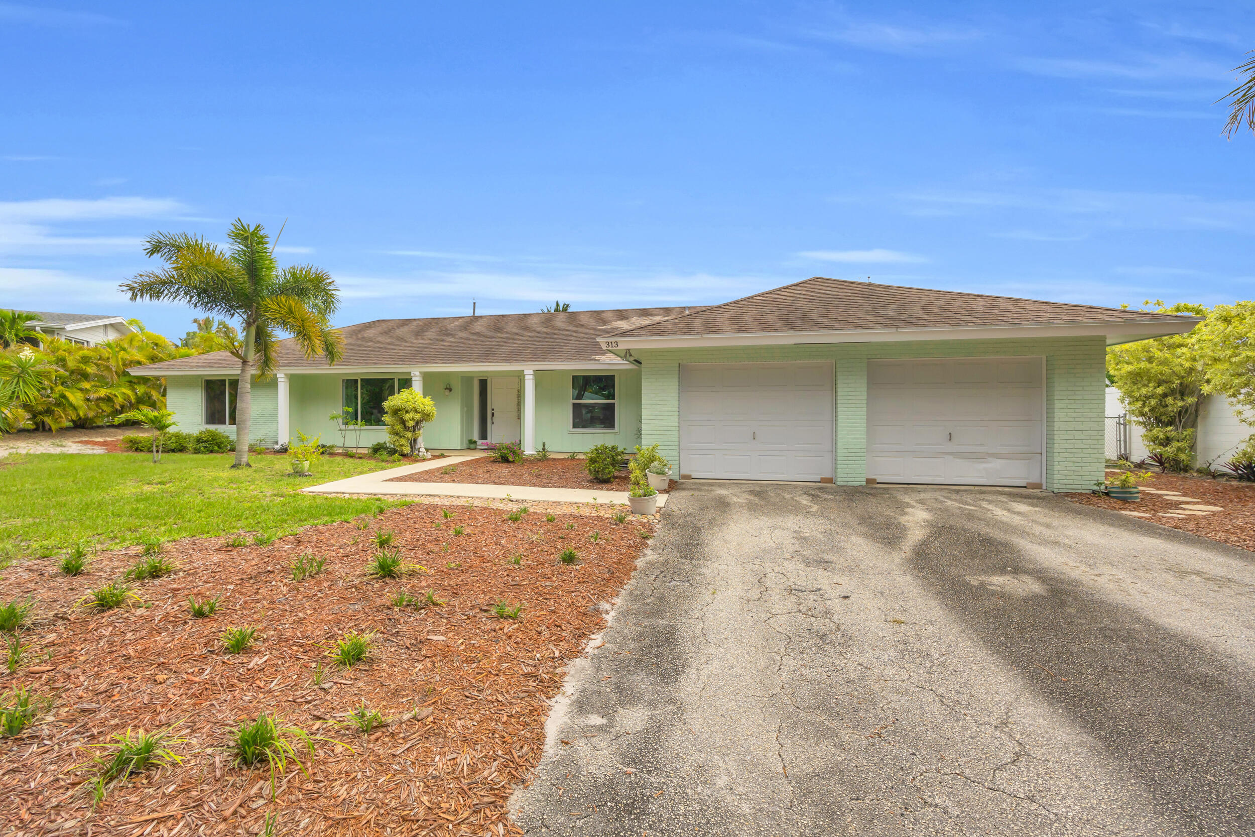 313 Country Club Drive, Tequesta, Palm Beach County, Florida - 5 Bedrooms  
3 Bathrooms - 